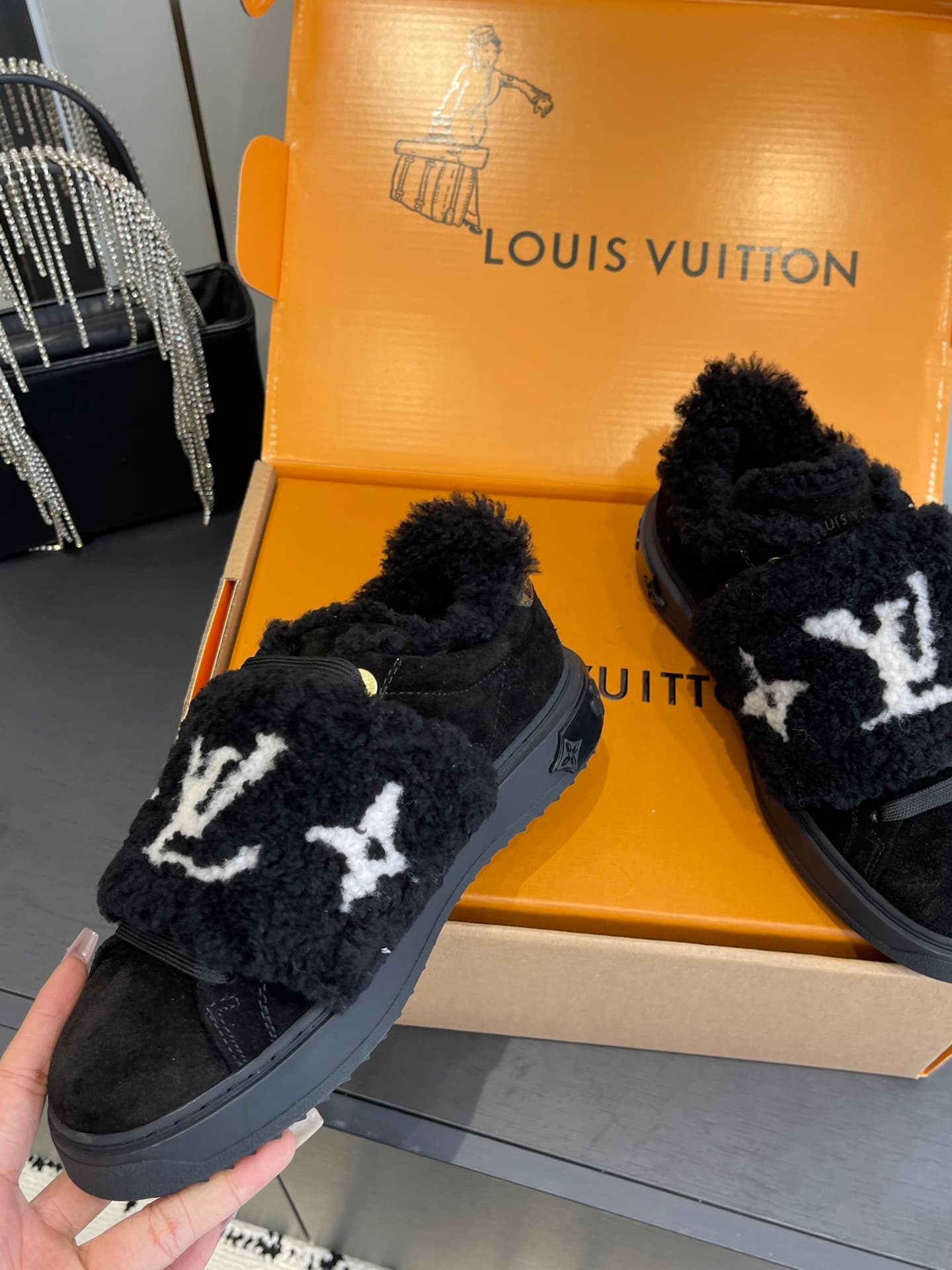 D9150 🏧𝐋𝐕 Louis Vuitton’s new autumn/winter collection: casual sneakers, white sneakers, with fur lining. — image 3