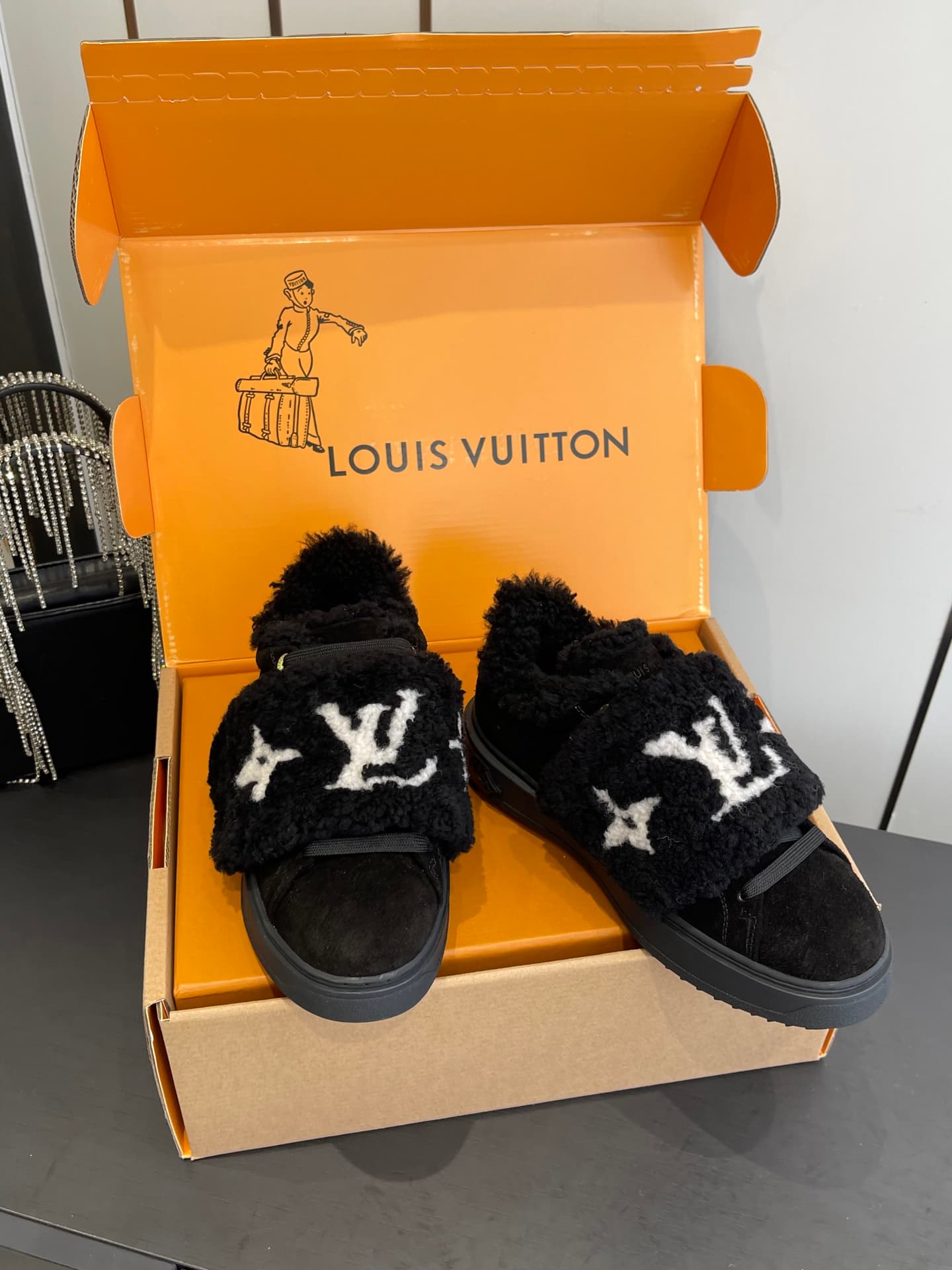 D9150 🏧𝐋𝐕 Louis Vuitton’s new autumn/winter collection: casual sneakers, white sneakers, with fur lining. — image 7