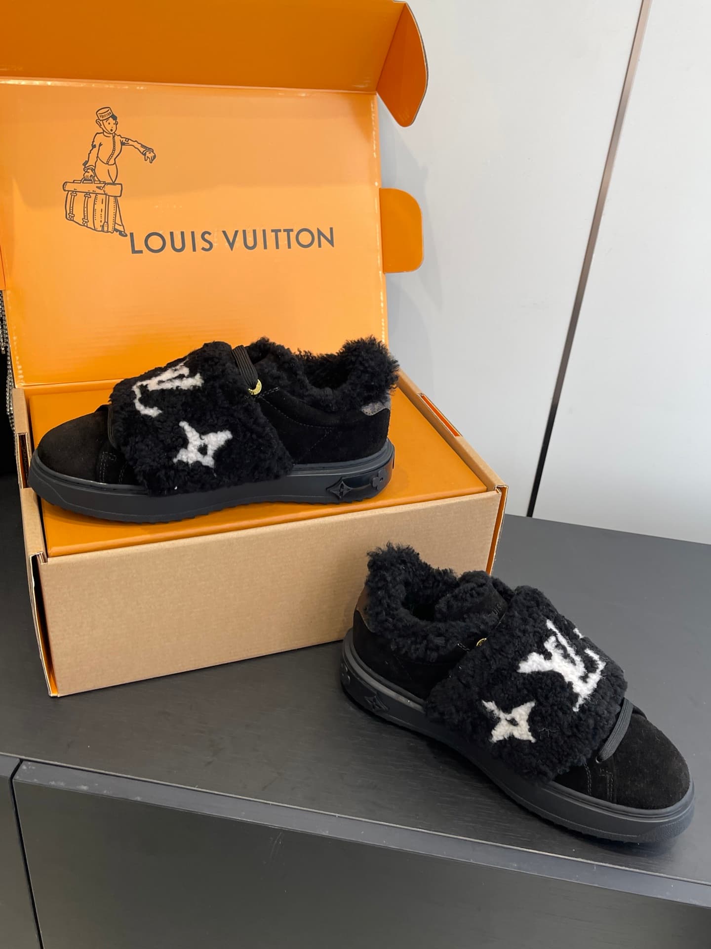 D9150 🏧𝐋𝐕 Louis Vuitton’s new autumn/winter collection: casual sneakers, white sneakers, with fur lining. — image 6