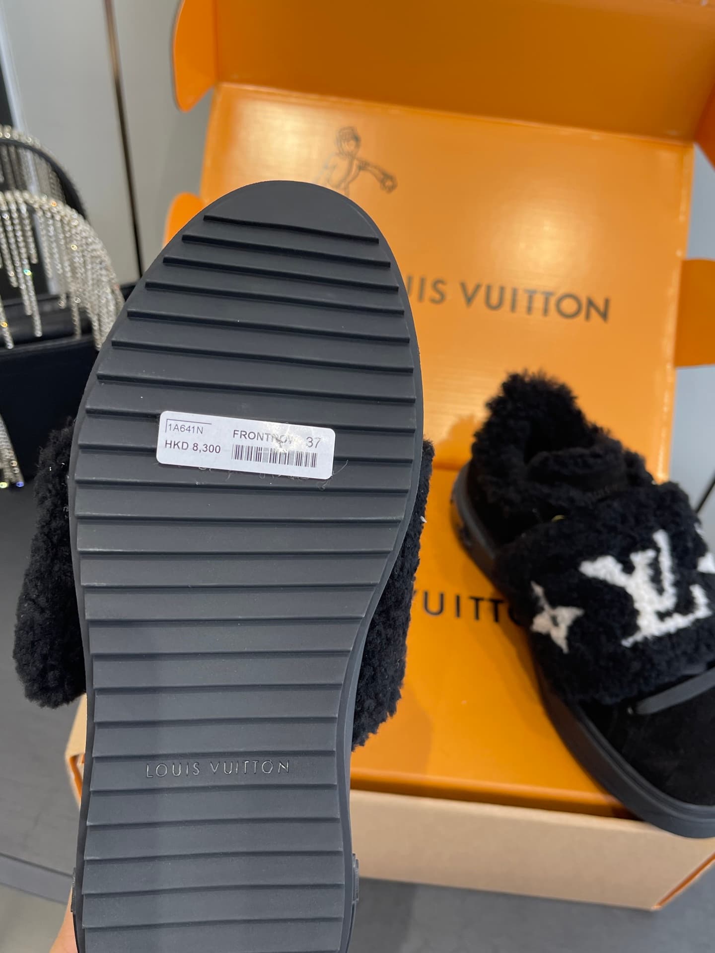 D9150 🏧𝐋𝐕 Louis Vuitton’s new autumn/winter collection: casual sneakers, white sneakers, with fur lining. — image 8