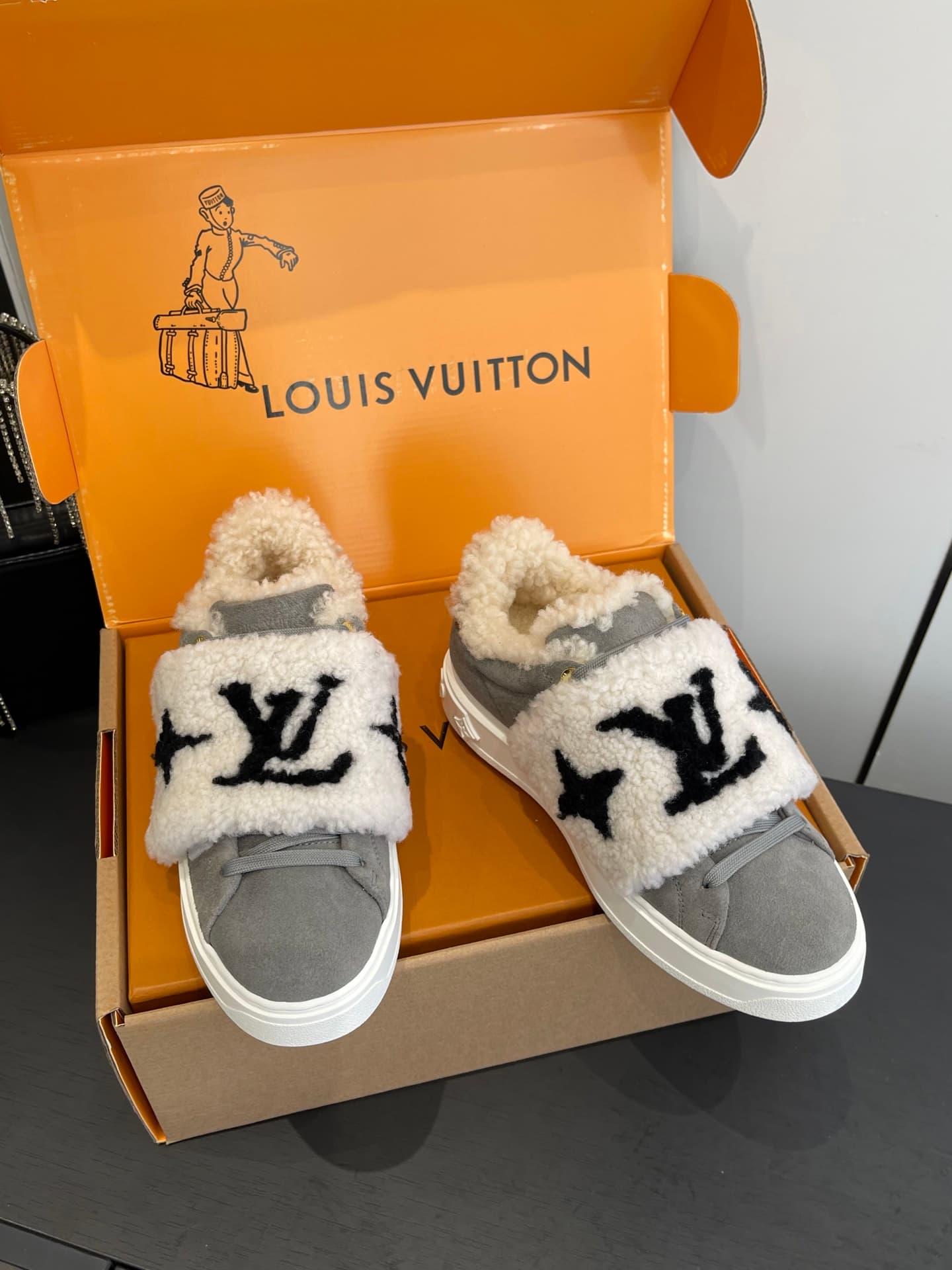 D9151 🏧𝐋𝐕 Louis Vuitton’s new autumn/winter collection: casual sneakers, white sneakers, with fur lining. — image 7