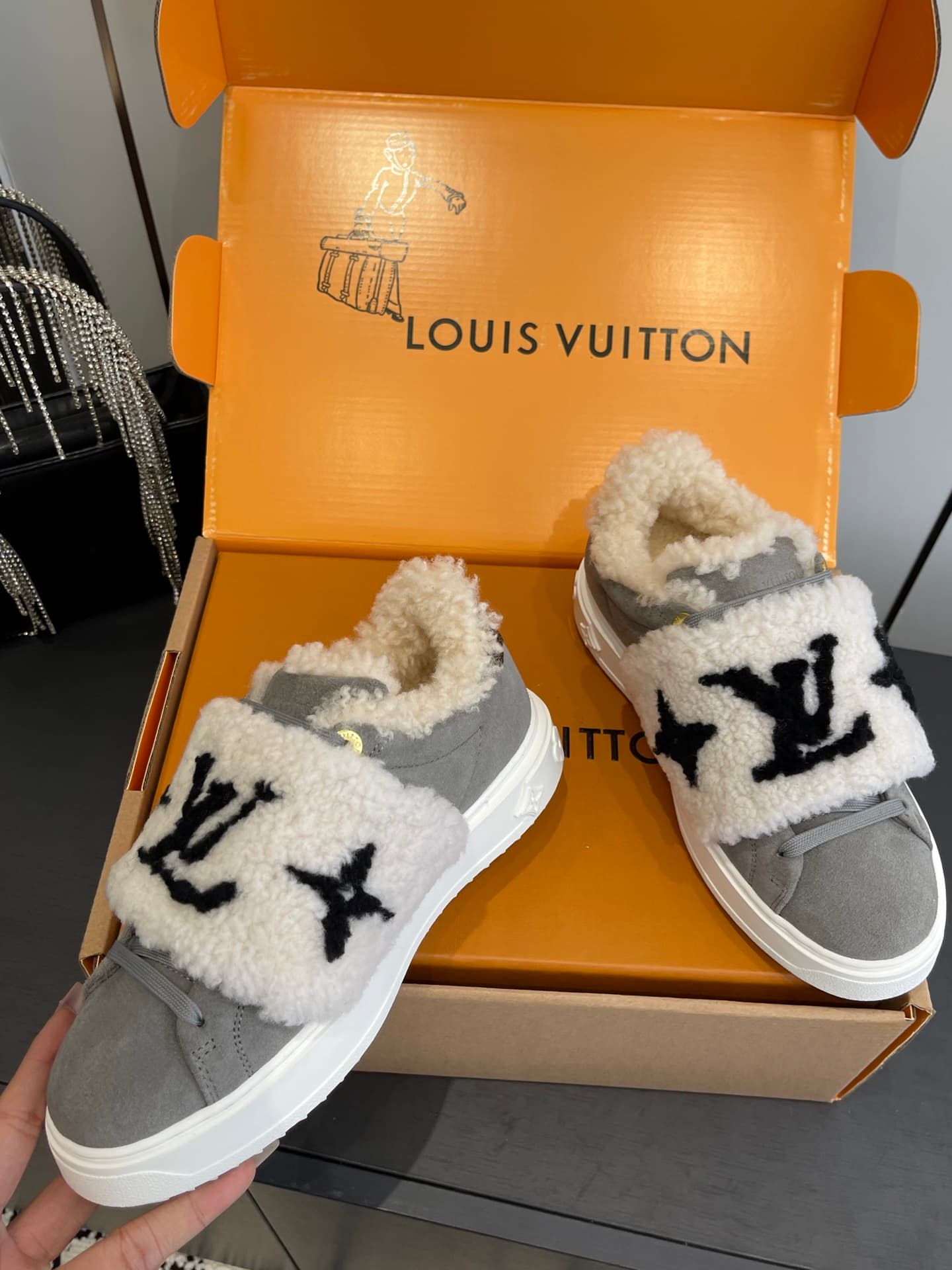 D9151 🏧𝐋𝐕 Louis Vuitton’s new autumn/winter collection: casual sneakers, white sneakers, with fur lining. — image 3