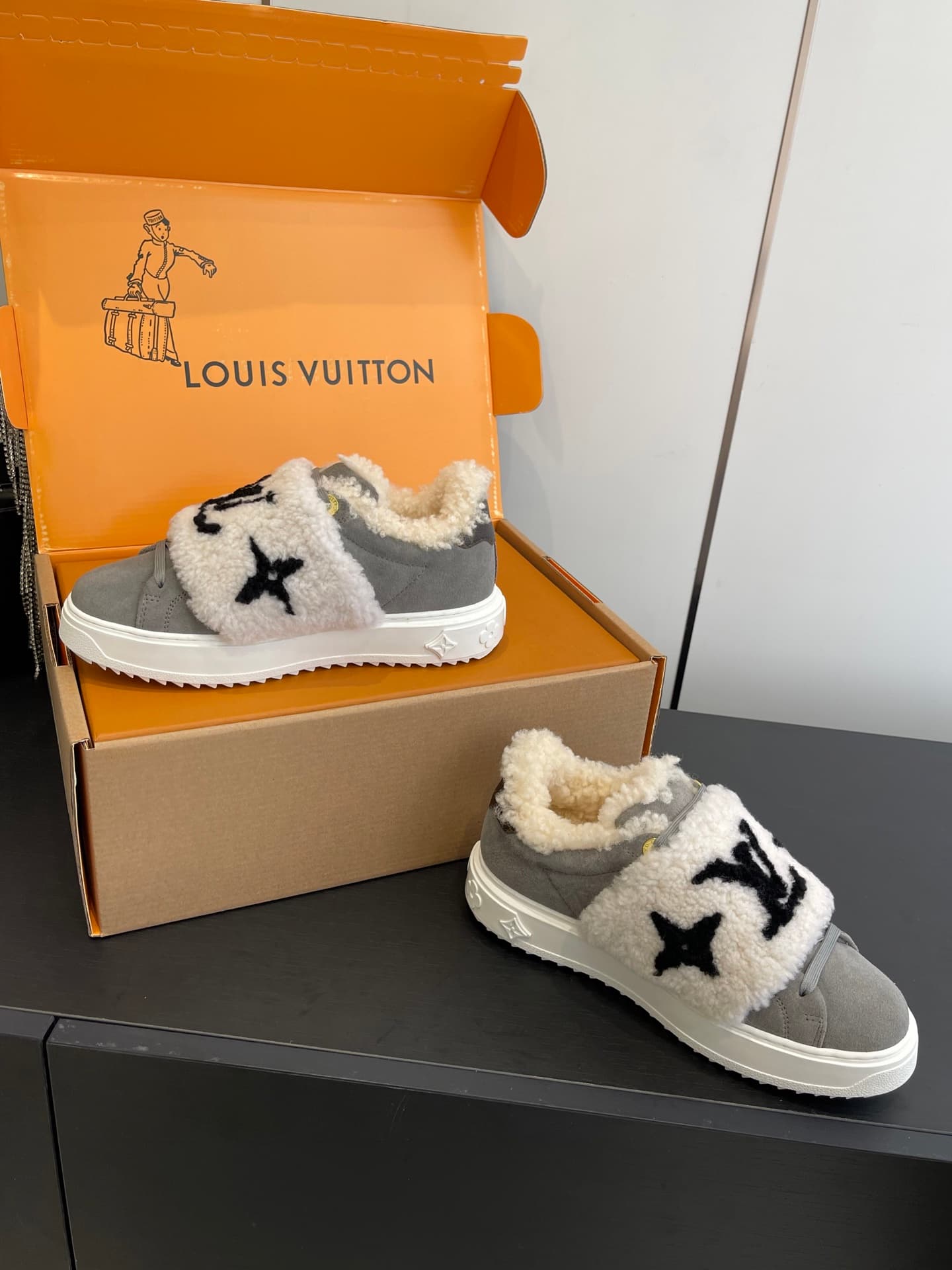 D9151 🏧𝐋𝐕 Louis Vuitton’s new autumn/winter collection: casual sneakers, white sneakers, with fur lining. — image 6