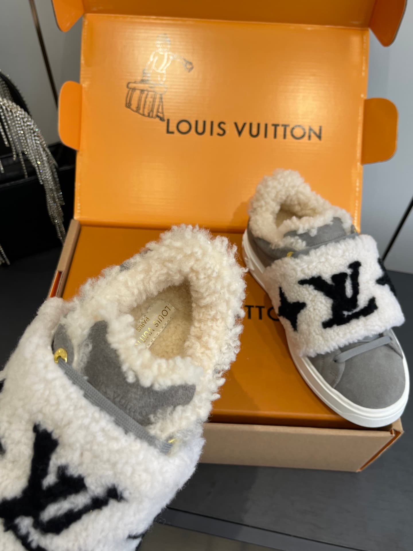 D9151 🏧𝐋𝐕 Louis Vuitton’s new autumn/winter collection: casual sneakers, white sneakers, with fur lining. — image 4