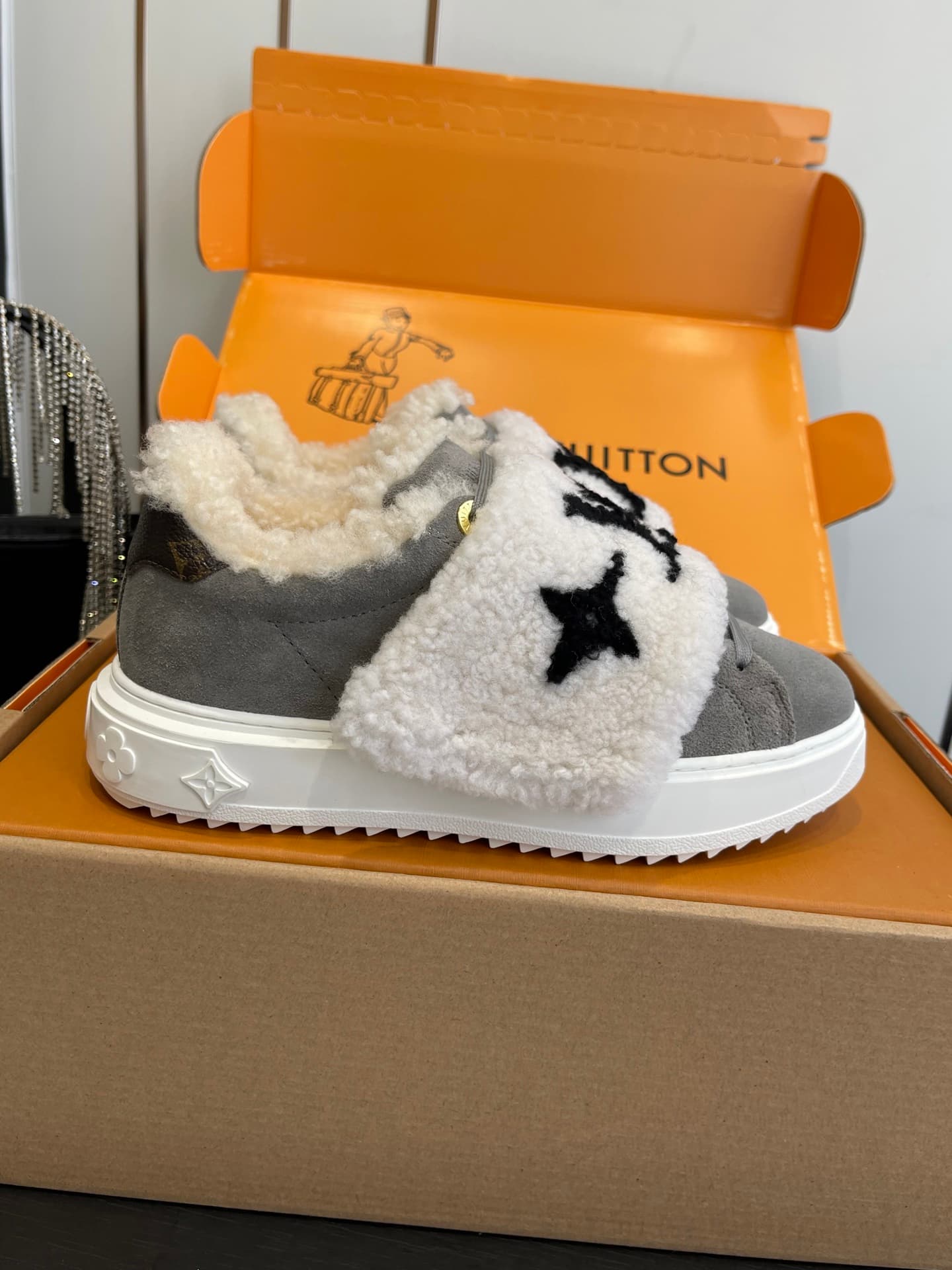 D9151 🏧𝐋𝐕 Louis Vuitton’s new autumn/winter collection: casual sneakers, white sneakers, with fur lining. — image 2
