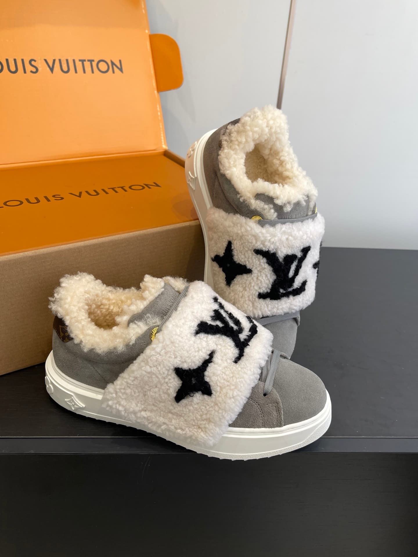 D9151 🏧𝐋𝐕 Louis Vuitton’s new autumn/winter collection: casual sneakers, white sneakers, with fur lining. — image 5