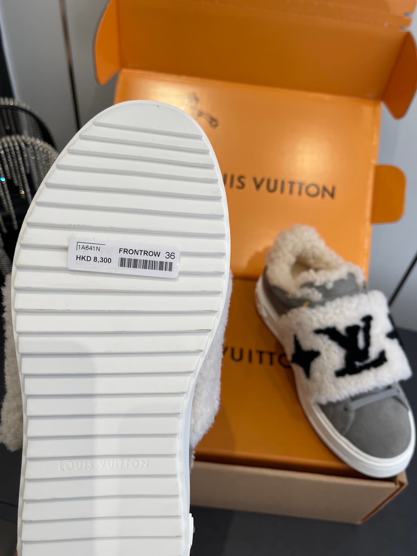D9151 🏧𝐋𝐕 Louis Vuitton’s new autumn/winter collection: casual sneakers, white sneakers, with fur lining. — image 8