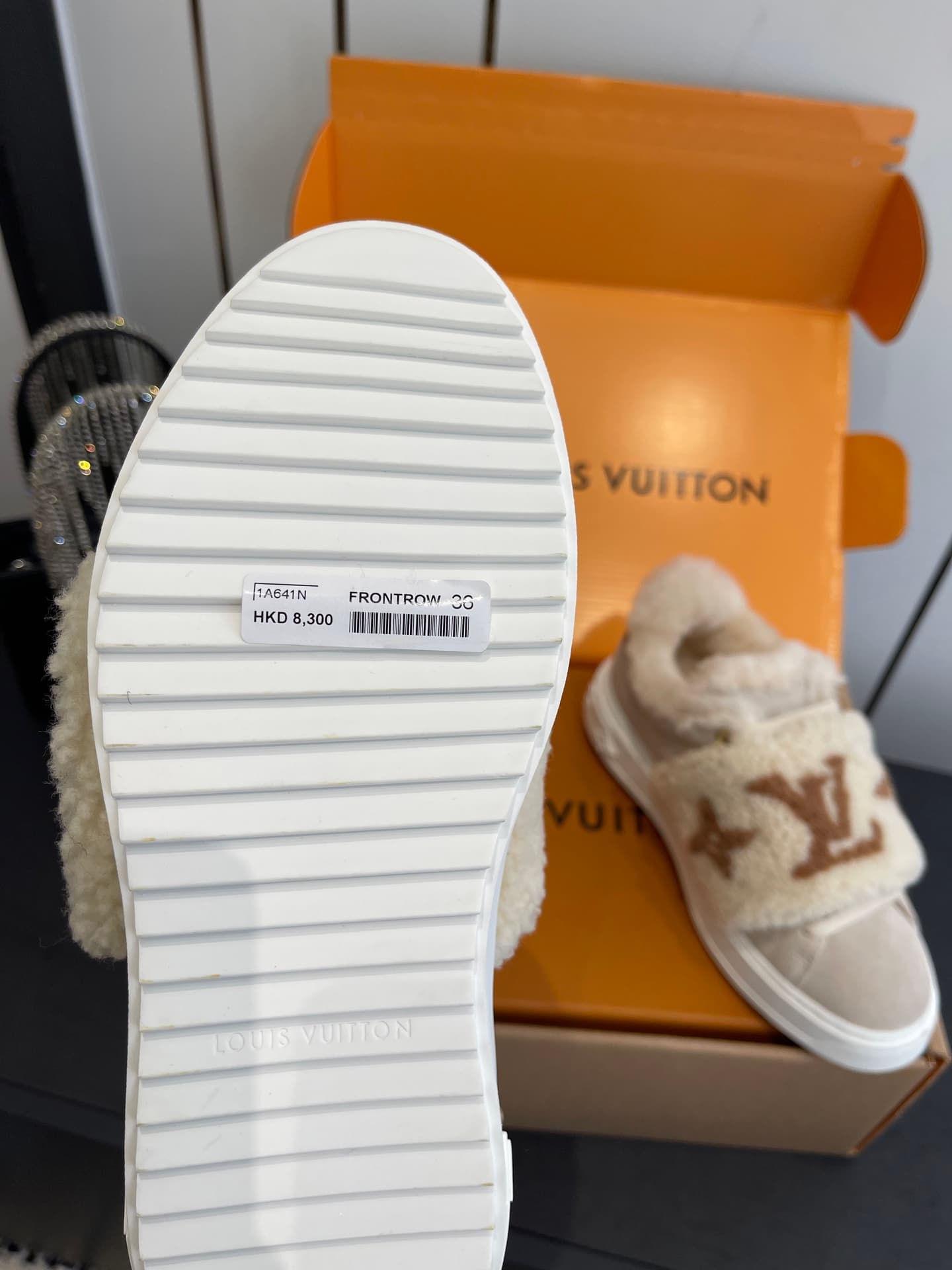 D9152 🏧𝐋𝐕 Louis Vuitton’s new autumn/winter collection: casual sneakers, white sneakers, with fur lining. — image 8