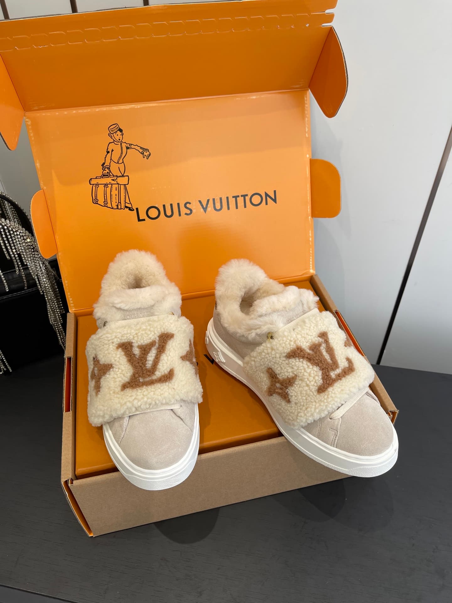 D9152 🏧𝐋𝐕 Louis Vuitton’s new autumn/winter collection: casual sneakers, white sneakers, with fur lining. — image 7