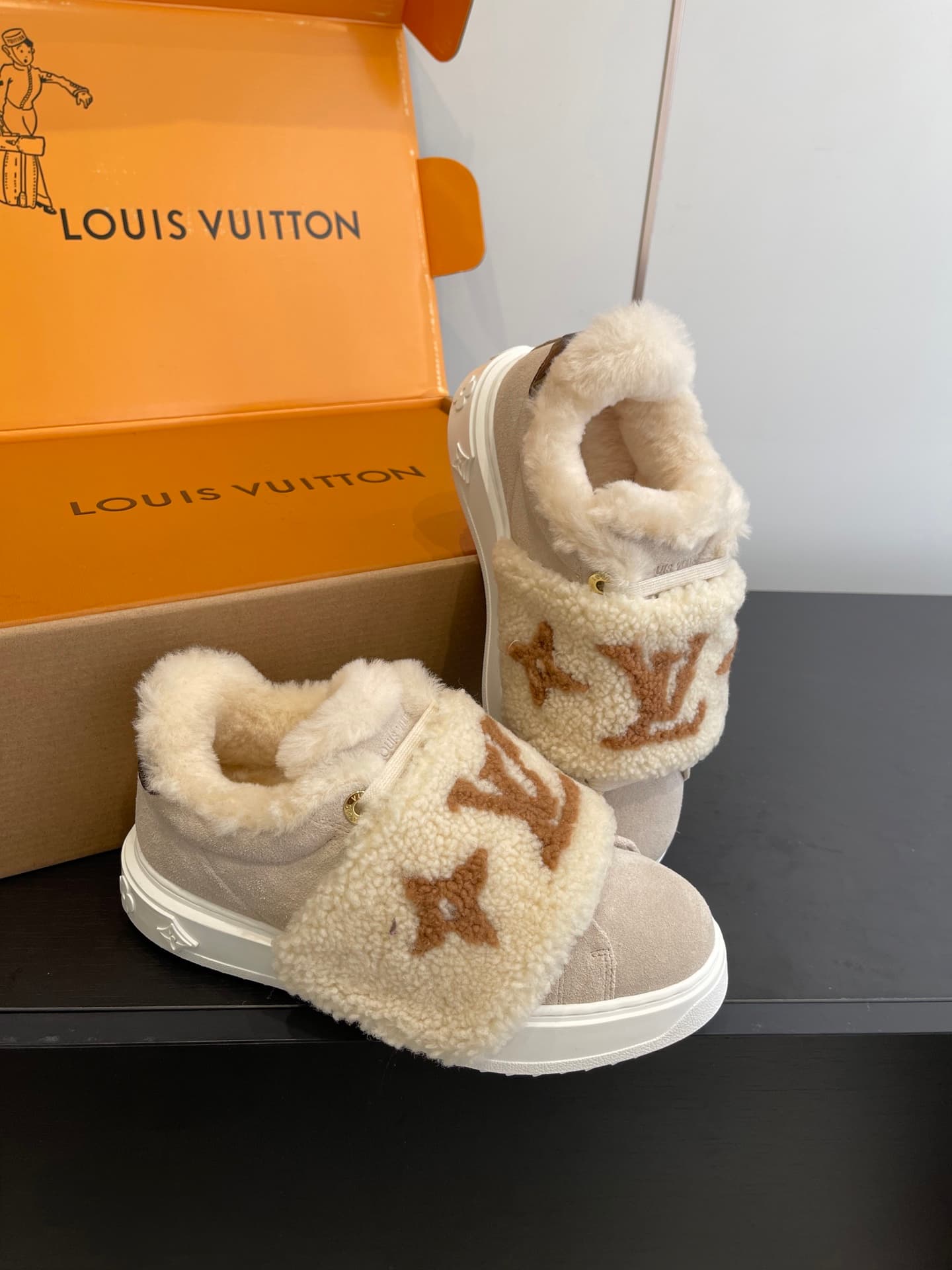 D9152 🏧𝐋𝐕 Louis Vuitton’s new autumn/winter collection: casual sneakers, white sneakers, with fur lining. — image 5