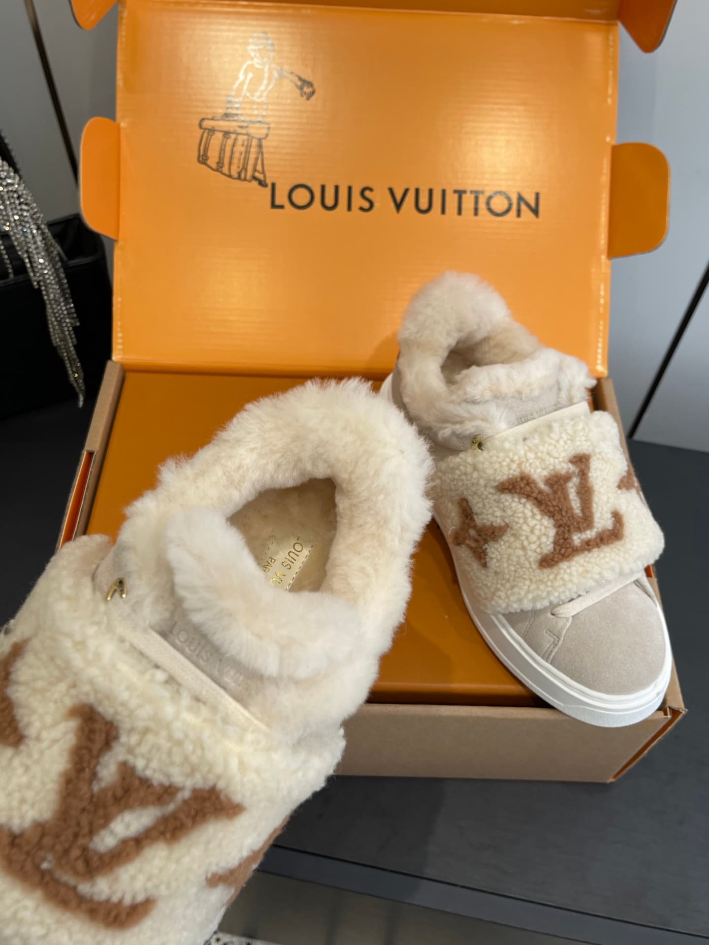 D9152 🏧𝐋𝐕 Louis Vuitton’s new autumn/winter collection: casual sneakers, white sneakers, with fur lining. — image 4
