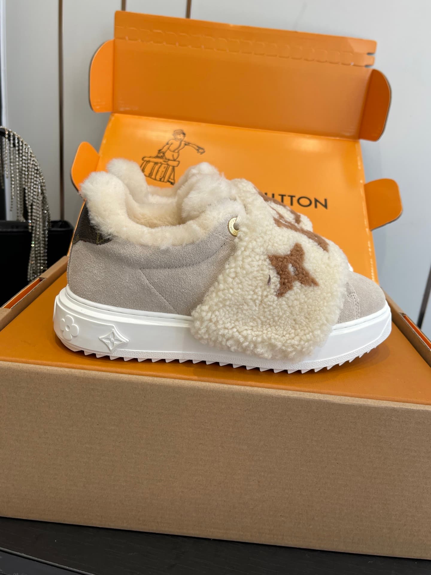 D9152 🏧𝐋𝐕 Louis Vuitton’s new autumn/winter collection: casual sneakers, white sneakers, with fur lining. — image 2