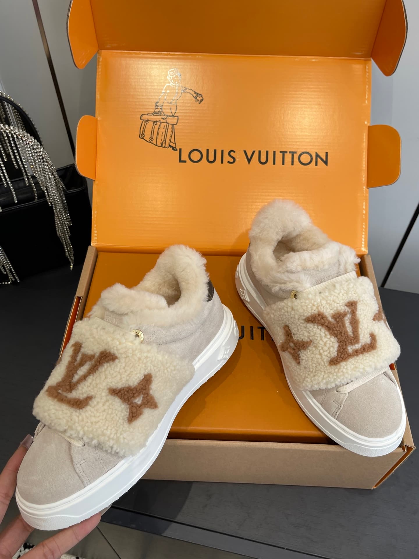 D9152 🏧𝐋𝐕 Louis Vuitton’s new autumn/winter collection: casual sneakers, white sneakers, with fur lining. — image 3