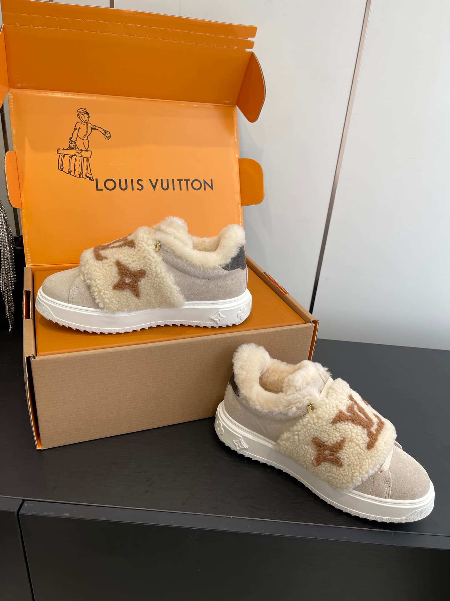 D9152 🏧𝐋𝐕 Louis Vuitton’s new autumn/winter collection: casual sneakers, white sneakers, with fur lining. — image 6