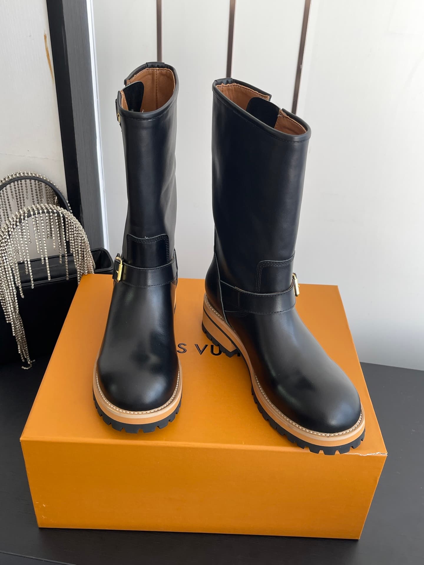D9100 🏧𝐋𝐕 × Timberland Louis Vuitton’s new 8 size boots for women – Chelsea boots. It’s about choosing what feels right; trust your first impression! They make you look slimmer, and also reveal the length of your legs💃🏽 — image 4