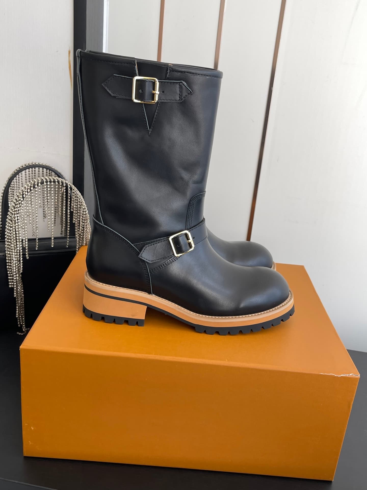 D9100 🏧𝐋𝐕 × Timberland Louis Vuitton’s new 8 size boots for women – Chelsea boots. It’s about choosing what feels right; trust your first impression! They make you look slimmer, and also reveal the length of your legs💃🏽 — image 2