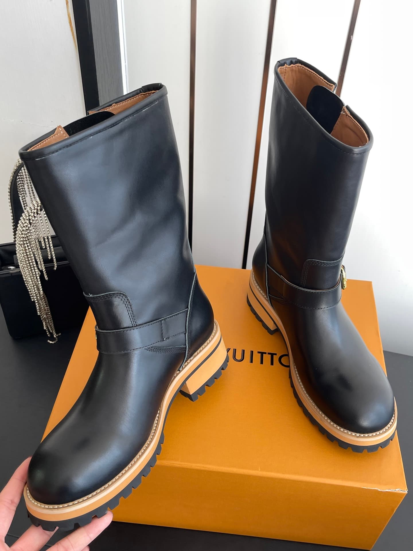 D9100 🏧𝐋𝐕 × Timberland Louis Vuitton’s new 8 size boots for women – Chelsea boots. It’s about choosing what feels right; trust your first impression! They make you look slimmer, and also reveal the length of your legs💃🏽 — image 3