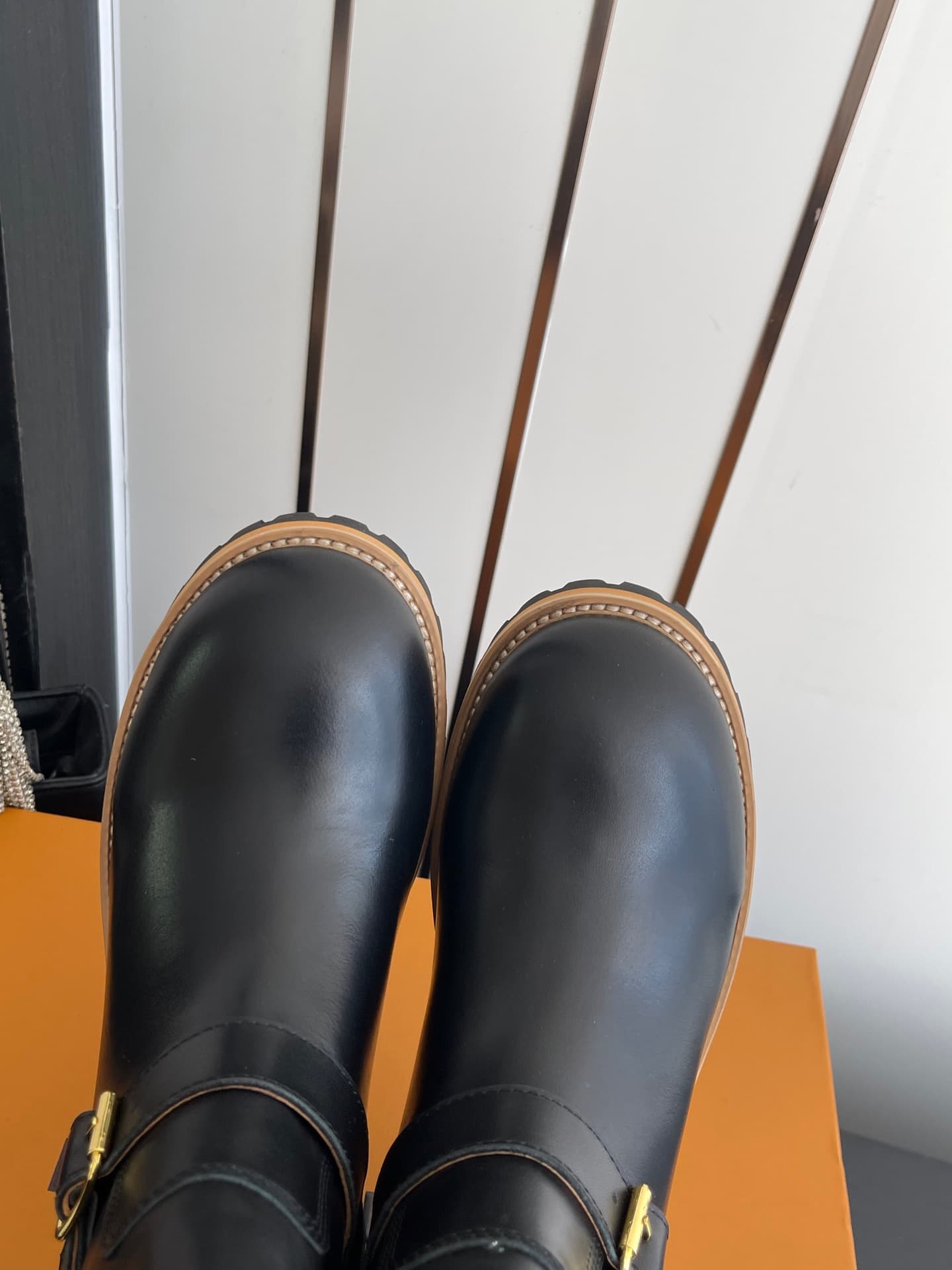 D9100 🏧𝐋𝐕 × Timberland Louis Vuitton’s new 8 size boots for women – Chelsea boots. It’s about choosing what feels right; trust your first impression! They make you look slimmer, and also reveal the length of your legs💃🏽 — image 7