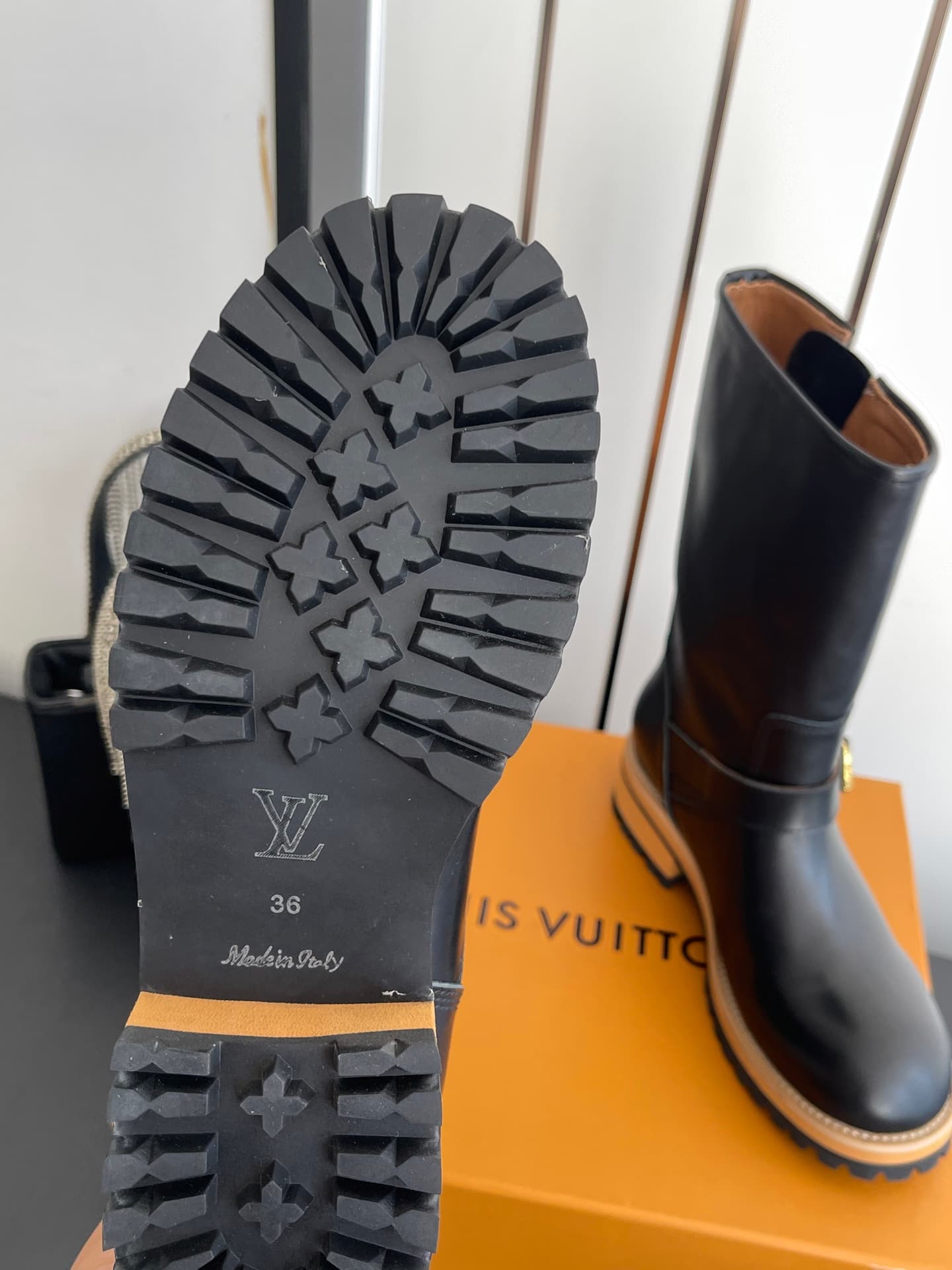D9100 🏧𝐋𝐕 × Timberland Louis Vuitton’s new 8 size boots for women – Chelsea boots. It’s about choosing what feels right; trust your first impression! They make you look slimmer, and also reveal the length of your legs💃🏽 — image 8
