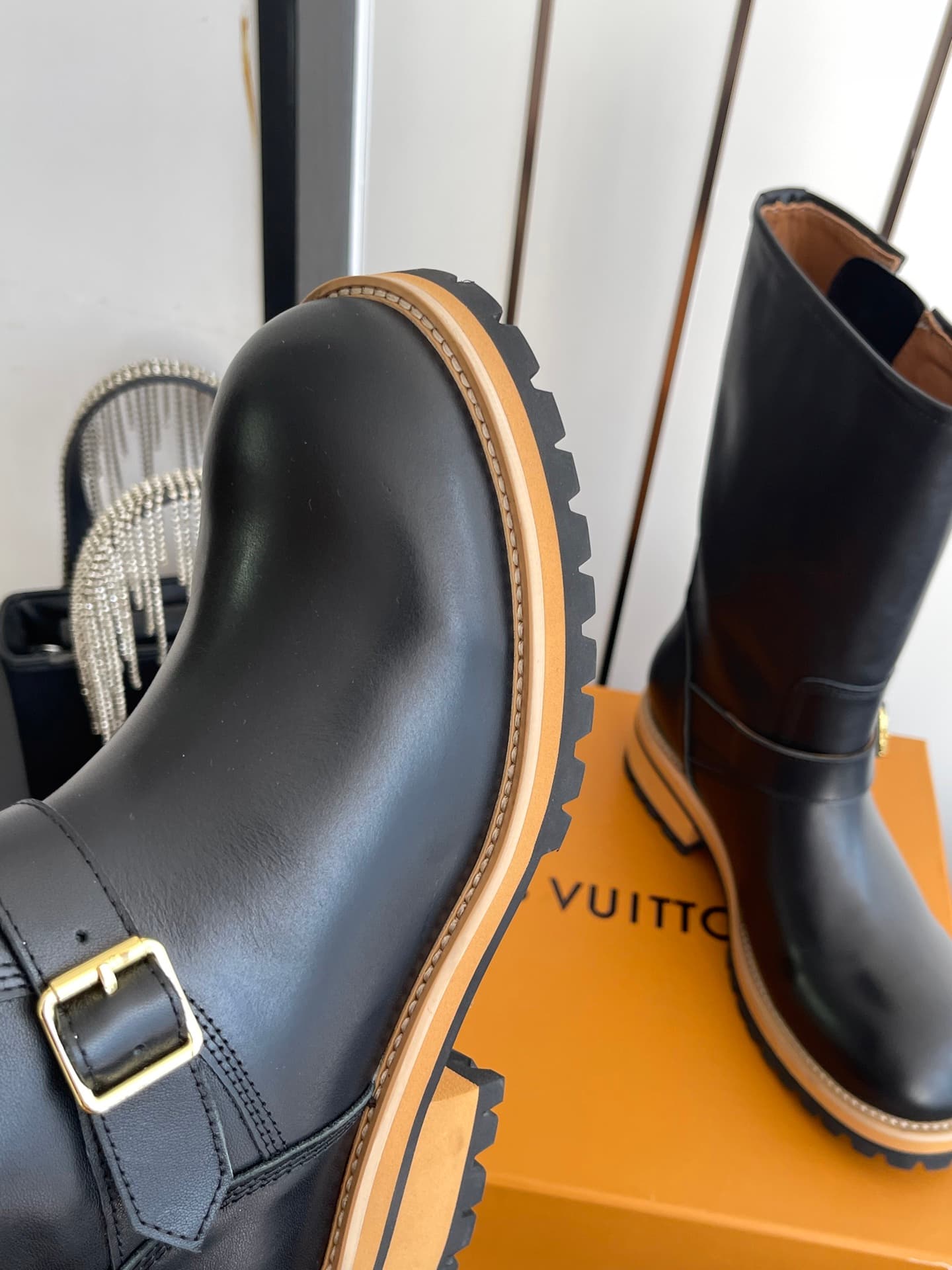D9100 🏧𝐋𝐕 × Timberland Louis Vuitton’s new 8 size boots for women – Chelsea boots. It’s about choosing what feels right; trust your first impression! They make you look slimmer, and also reveal the length of your legs💃🏽 — image 6