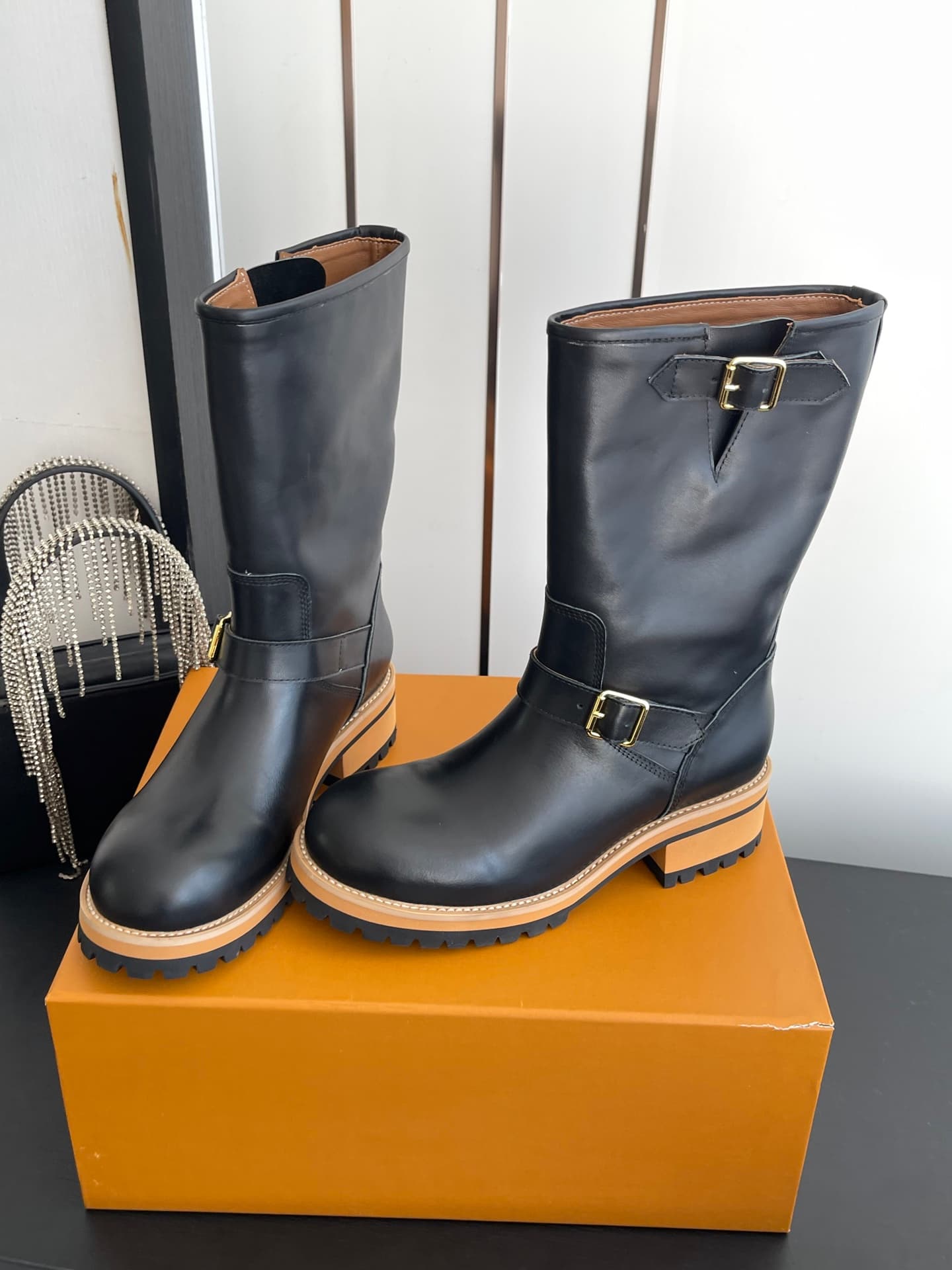 D9100 🏧𝐋𝐕 × Timberland Louis Vuitton’s new 8 size boots for women – Chelsea boots. It’s about choosing what feels right; trust your first impression! They make you look slimmer, and also reveal the length of your legs💃🏽 — image 5