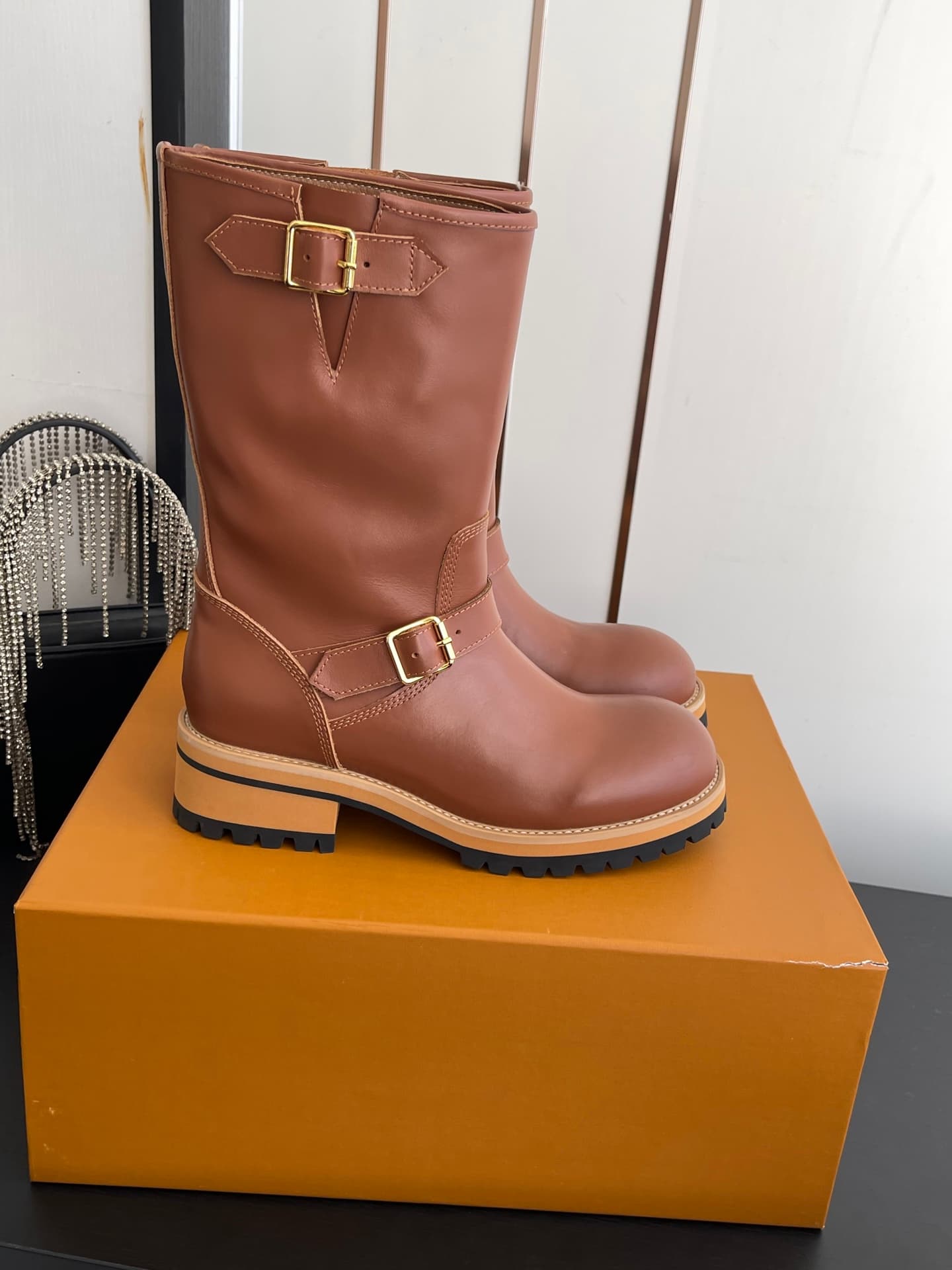 D9098 🏧𝐋𝐕 × Timberland Louis Vuitton’s new 8 size 1 boots for women – shopping is about following your intuition. They really make you look slimmer; they also reveal the thinness of your calves💃🏽 — image 2