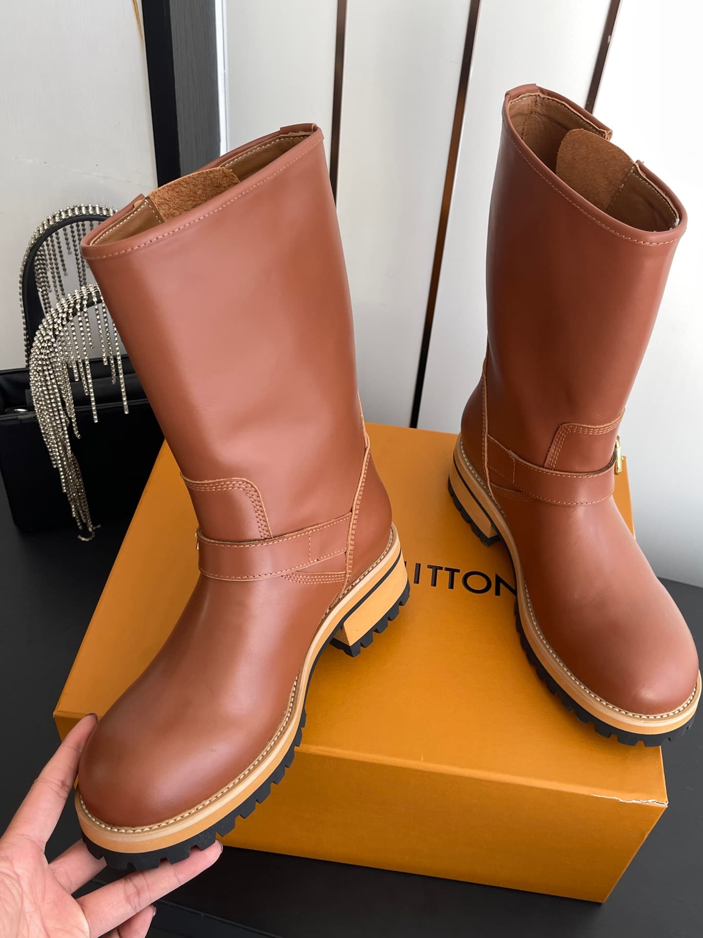 D9098 🏧𝐋𝐕 × Timberland Louis Vuitton’s new 8 size 1 boots for women – shopping is about following your intuition. They really make you look slimmer; they also reveal the thinness of your calves💃🏽 — image 3