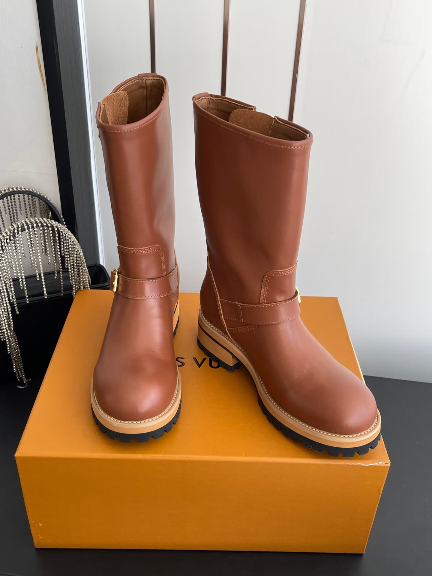D9098 🏧𝐋𝐕 × Timberland Louis Vuitton’s new 8 size 1 boots for women – shopping is about following your intuition. They really make you look slimmer; they also reveal the thinness of your calves💃🏽 — image 4