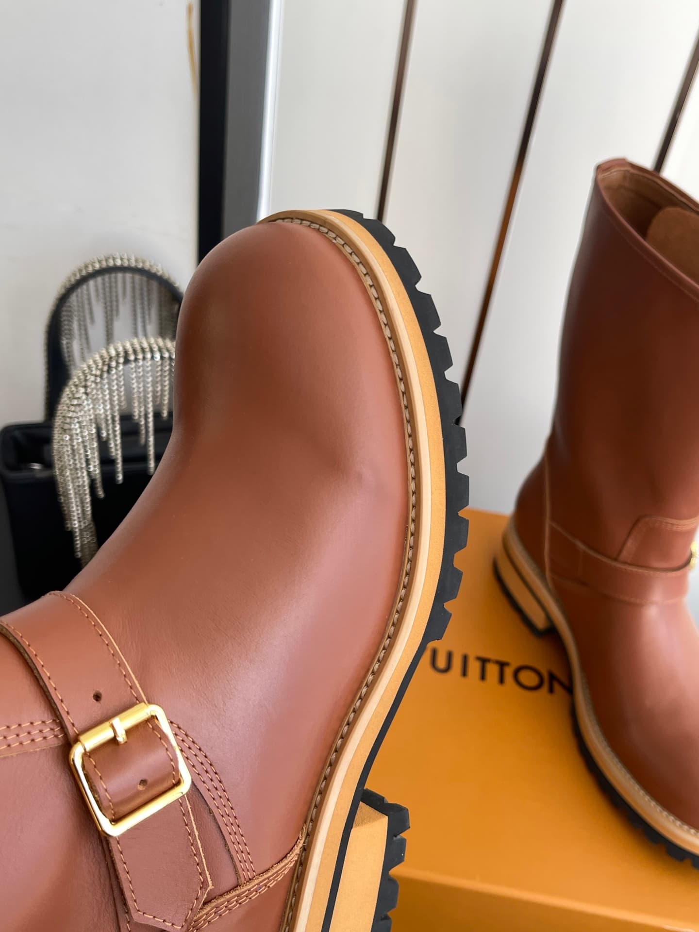 D9098 🏧𝐋𝐕 × Timberland Louis Vuitton’s new 8 size 1 boots for women – shopping is about following your intuition. They really make you look slimmer; they also reveal the thinness of your calves💃🏽 — image 6