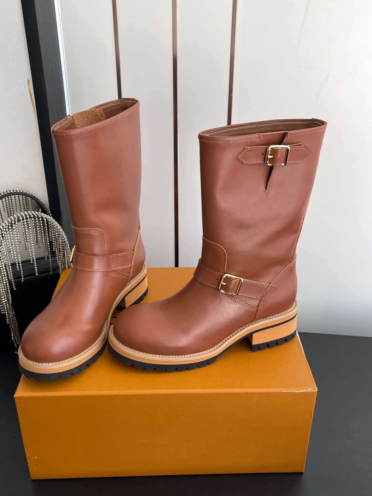 D9098 🏧𝐋𝐕 × Timberland Louis Vuitton’s new 8 size 1 boots for women – shopping is about following your intuition. They really make you look slimmer; they also reveal the thinness of your calves💃🏽 — image 5