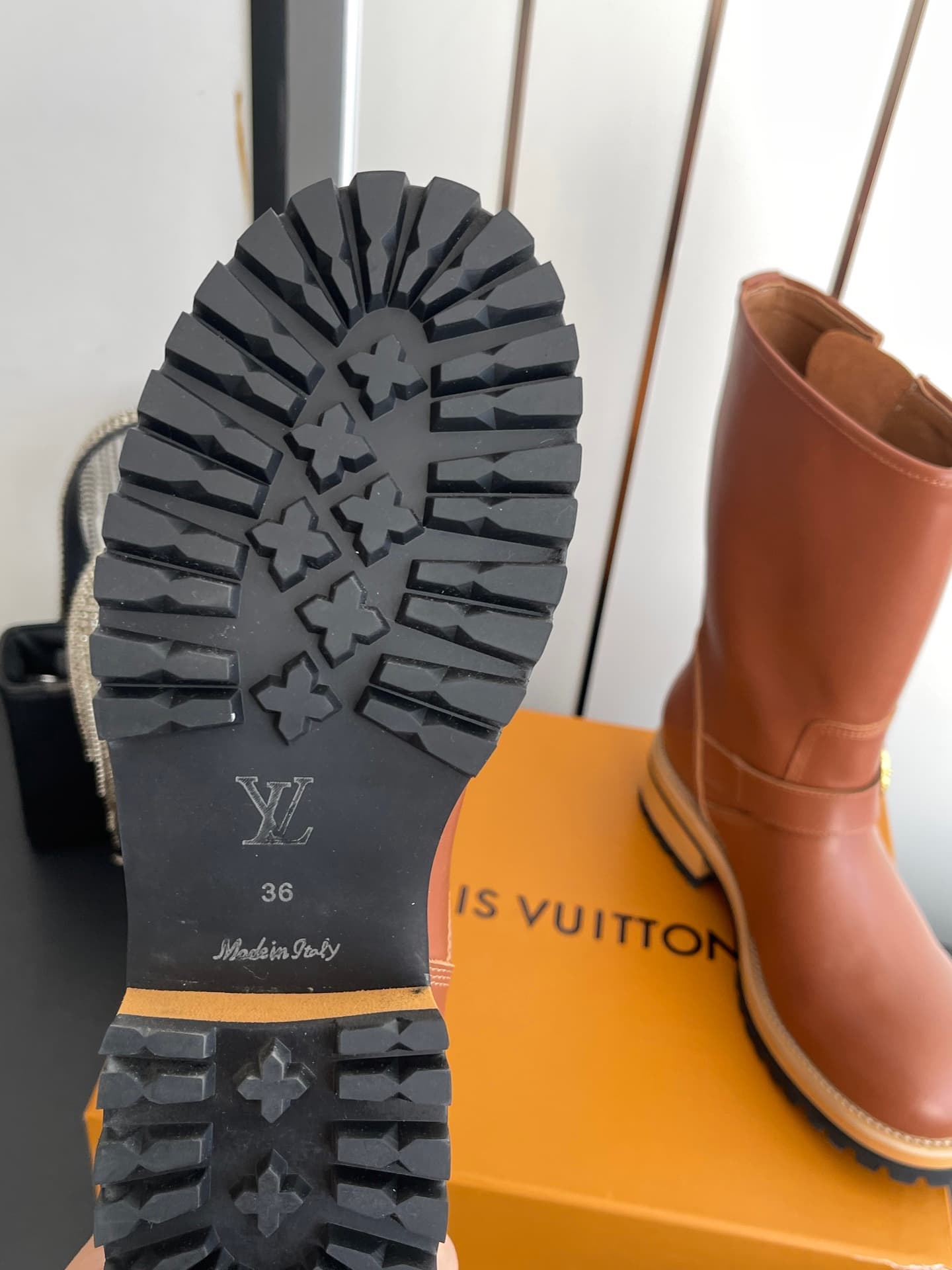 D9098 🏧𝐋𝐕 × Timberland Louis Vuitton’s new 8 size 1 boots for women – shopping is about following your intuition. They really make you look slimmer; they also reveal the thinness of your calves💃🏽 — image 8