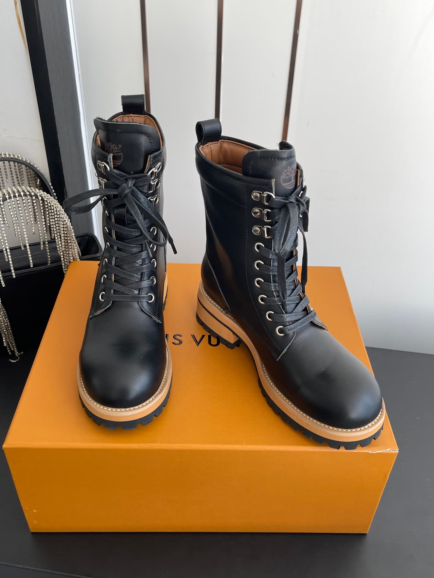 D9101 🏧𝐋𝐕 × Timberland Louis Vuitton’s new 8 size boots for women – Chelsea boots. It’s about following your instincts when shopping; trust your first feeling! They make you look slimmer, and also highlight the thinness of your legs💃🏽 — image 4