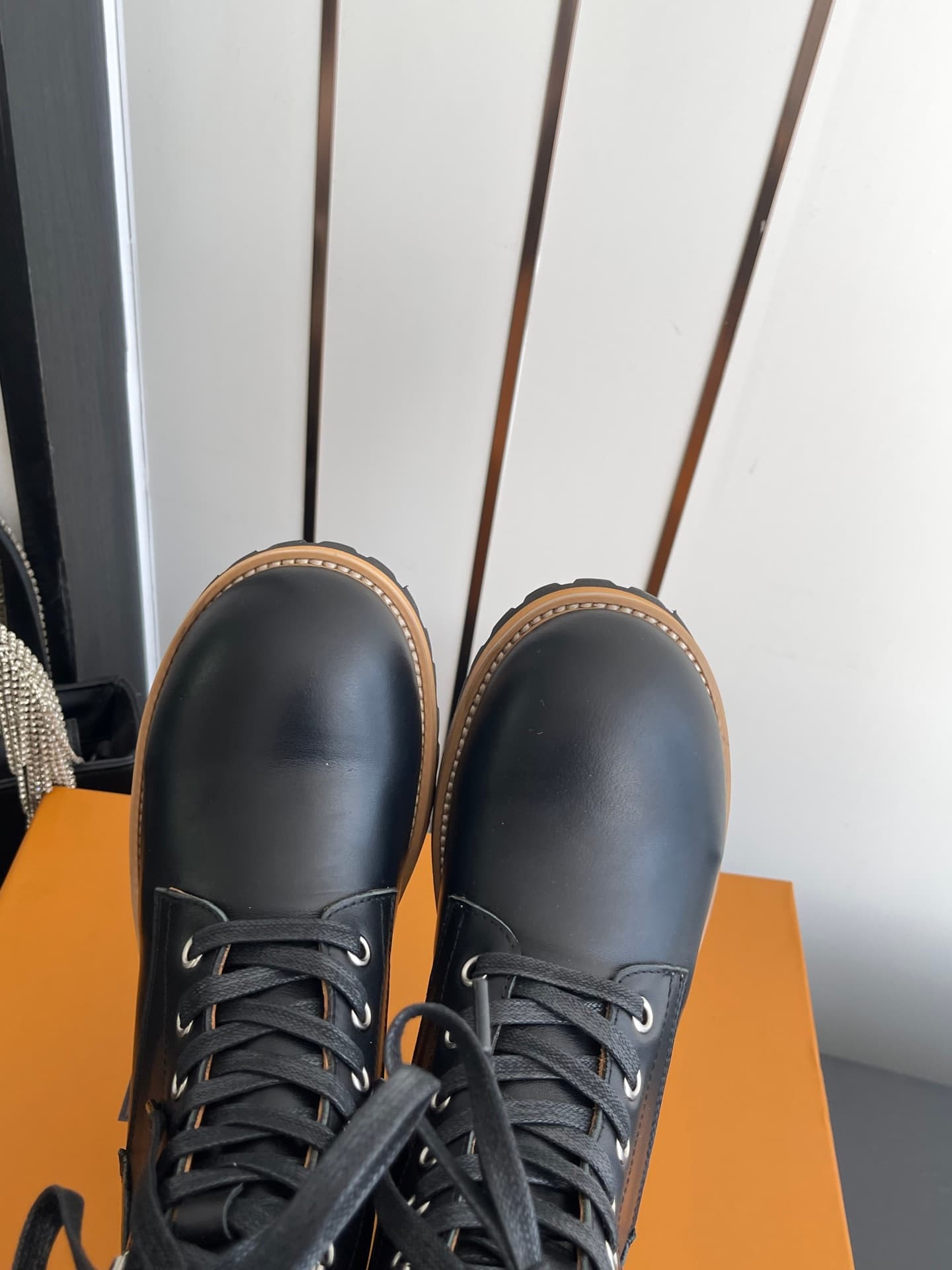 D9101 🏧𝐋𝐕 × Timberland Louis Vuitton’s new 8 size boots for women – Chelsea boots. It’s about following your instincts when shopping; trust your first feeling! They make you look slimmer, and also highlight the thinness of your legs💃🏽 — image 7