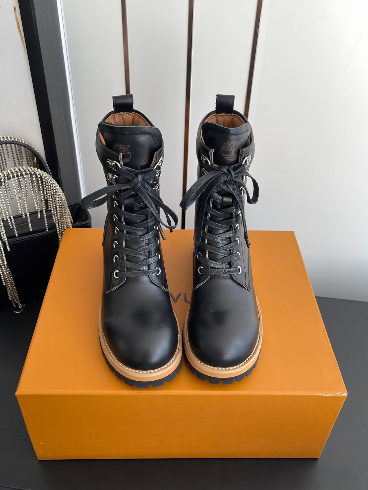 D9101 🏧𝐋𝐕 × Timberland Louis Vuitton’s new 8 size boots for women – Chelsea boots. It’s about following your instincts when shopping; trust your first feeling! They make you look slimmer, and also highlight the thinness of your legs💃🏽 — image 2