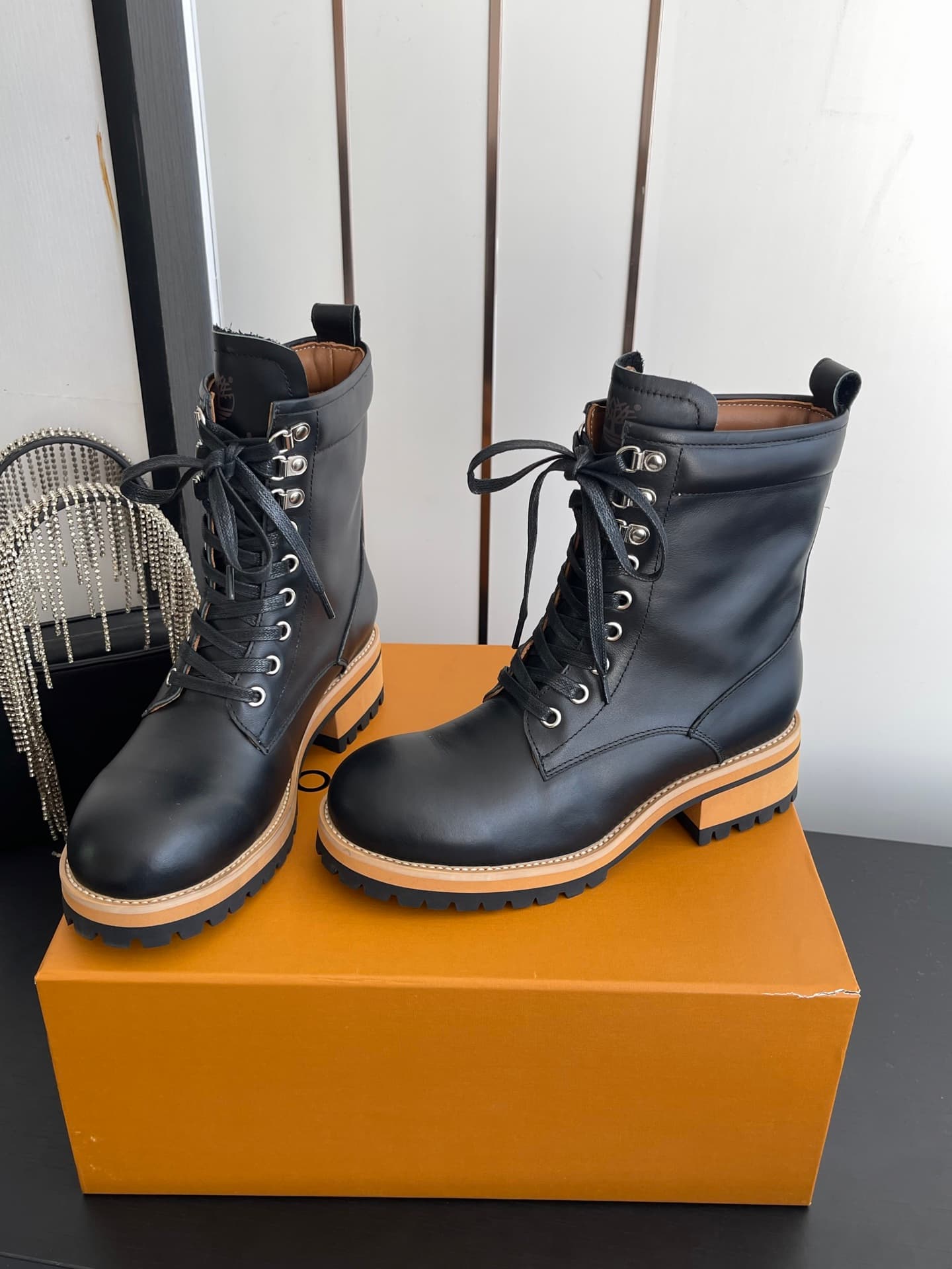 D9101 🏧𝐋𝐕 × Timberland Louis Vuitton’s new 8 size boots for women – Chelsea boots. It’s about following your instincts when shopping; trust your first feeling! They make you look slimmer, and also highlight the thinness of your legs💃🏽 — image 5