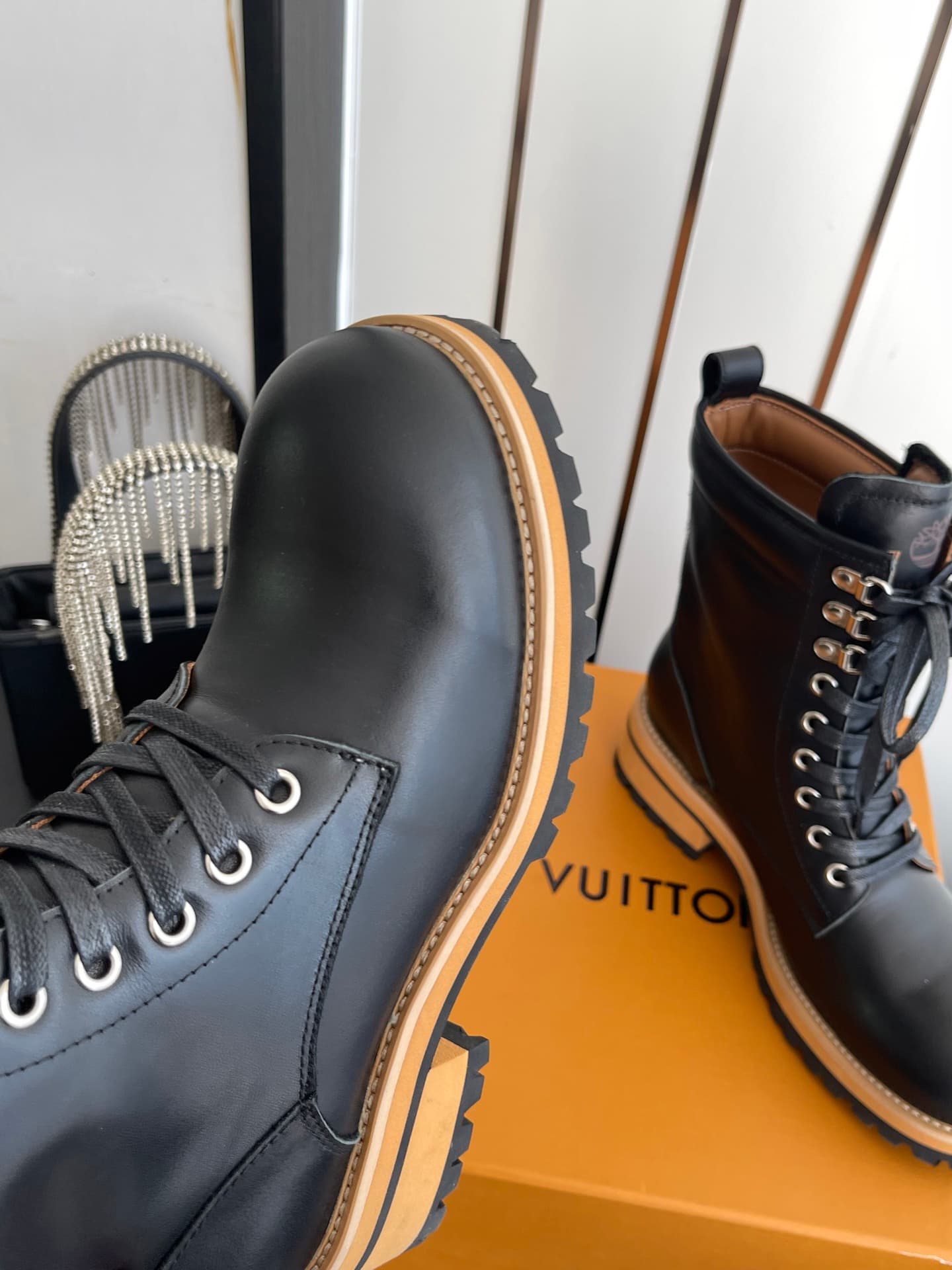 D9101 🏧𝐋𝐕 × Timberland Louis Vuitton’s new 8 size boots for women – Chelsea boots. It’s about following your instincts when shopping; trust your first feeling! They make you look slimmer, and also highlight the thinness of your legs💃🏽 — image 6