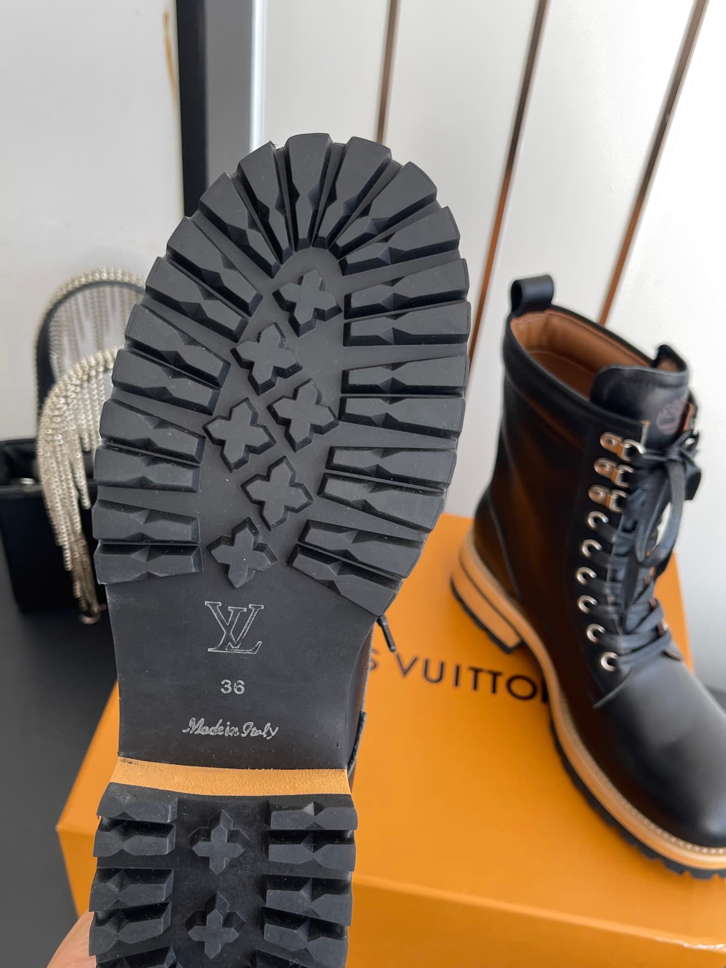 D9101 🏧𝐋𝐕 × Timberland Louis Vuitton’s new 8 size boots for women – Chelsea boots. It’s about following your instincts when shopping; trust your first feeling! They make you look slimmer, and also highlight the thinness of your legs💃🏽 — image 8