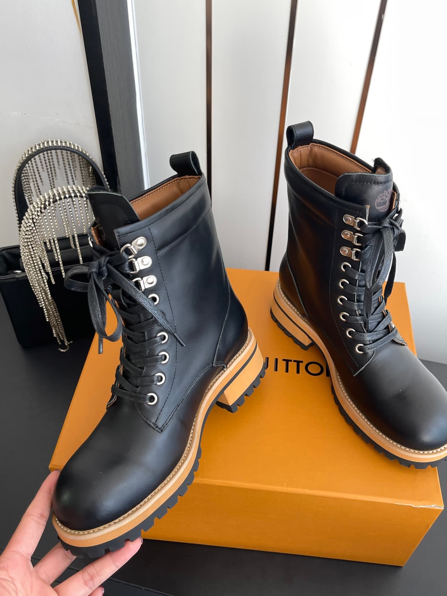 D9101 🏧𝐋𝐕 × Timberland Louis Vuitton’s new 8 size boots for women – Chelsea boots. It’s about following your instincts when shopping; trust your first feeling! They make you look slimmer, and also highlight the thinness of your legs💃🏽 — image 3
