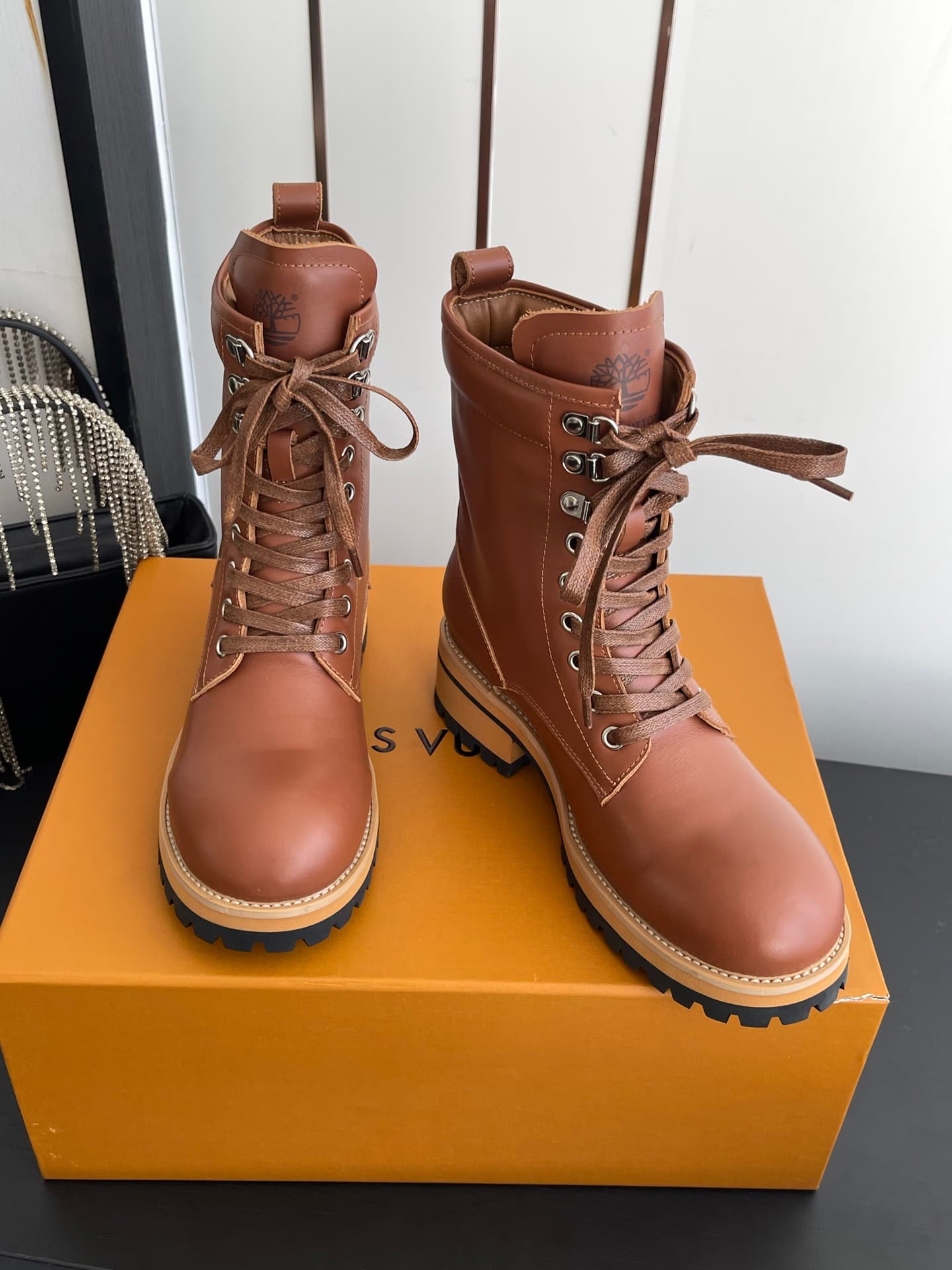 D9102 🏧𝐋𝐕 × Timberland Louis Vuitton’s new 8 size boots for women – Chelsea boots. It’s about following your instincts when shopping; trust your first feeling! They make you look slimmer, and also reveal the thinness of your legs💃🏽 — image 4
