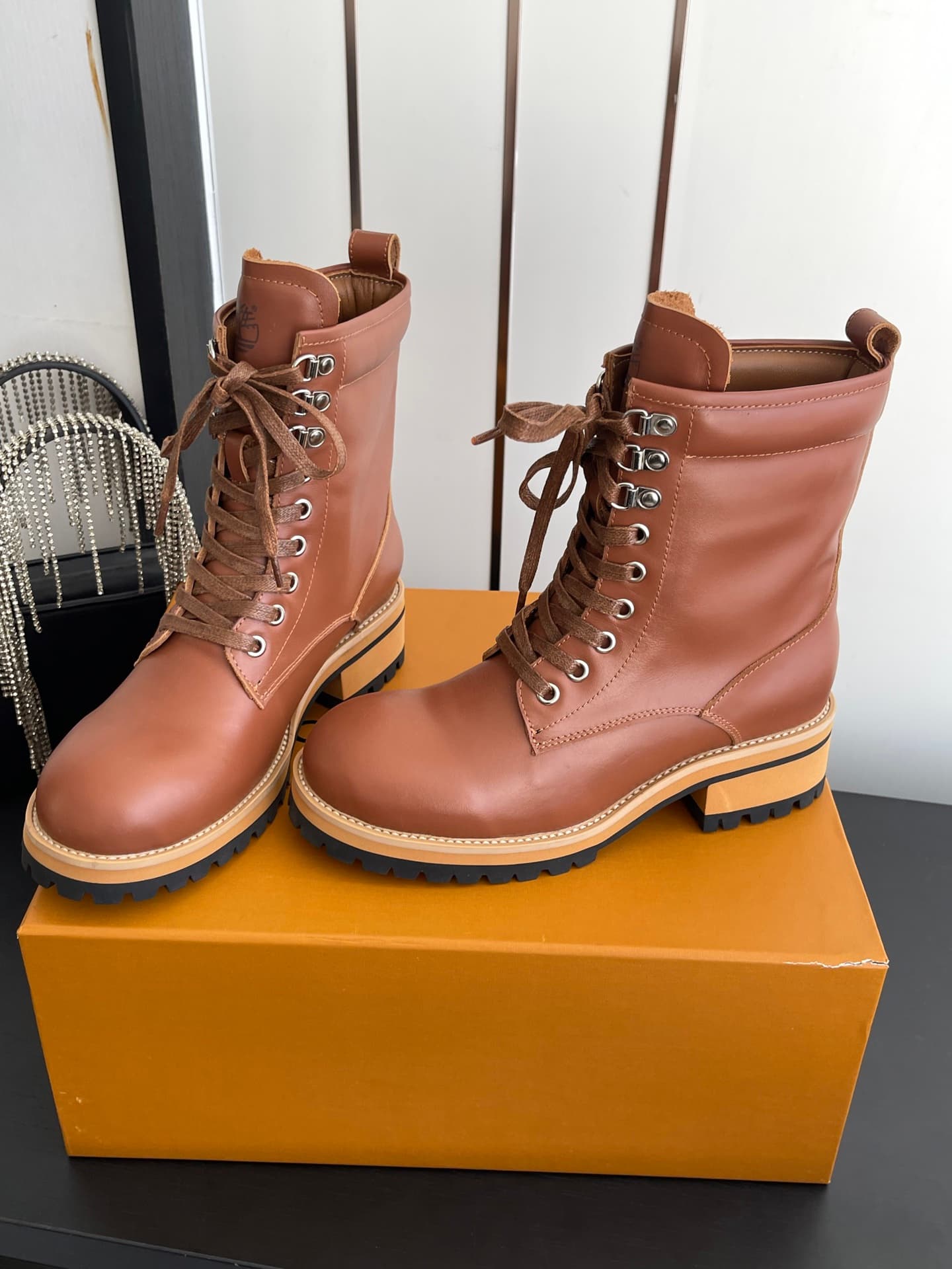 D9102 🏧𝐋𝐕 × Timberland Louis Vuitton’s new 8 size boots for women – Chelsea boots. It’s about following your instincts when shopping; trust your first feeling! They make you look slimmer, and also reveal the thinness of your legs💃🏽 — image 5