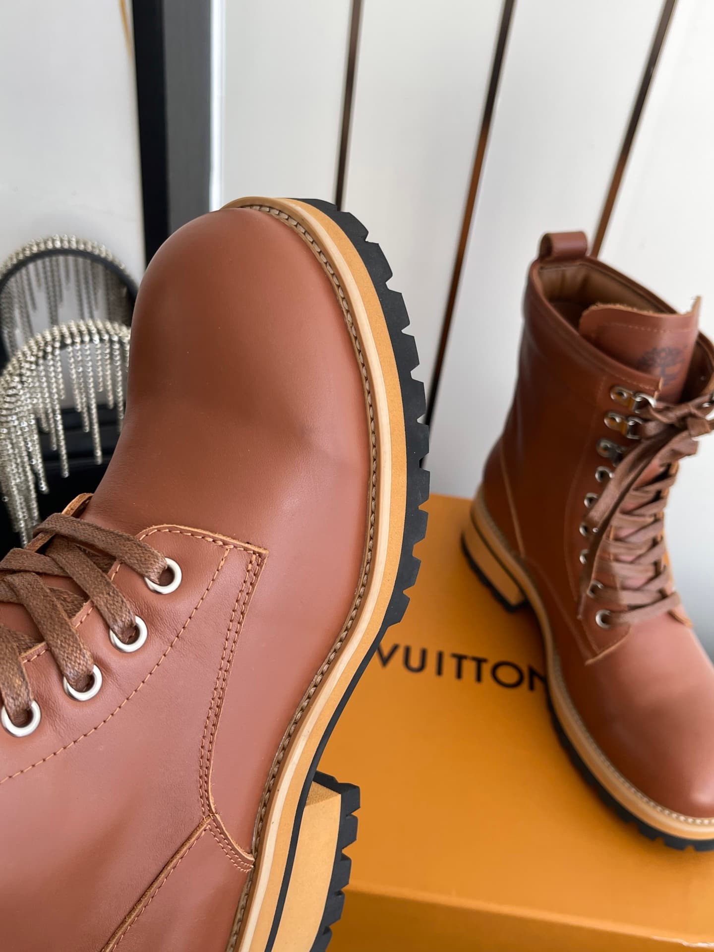 D9102 🏧𝐋𝐕 × Timberland Louis Vuitton’s new 8 size boots for women – Chelsea boots. It’s about following your instincts when shopping; trust your first feeling! They make you look slimmer, and also reveal the thinness of your legs💃🏽 — image 6