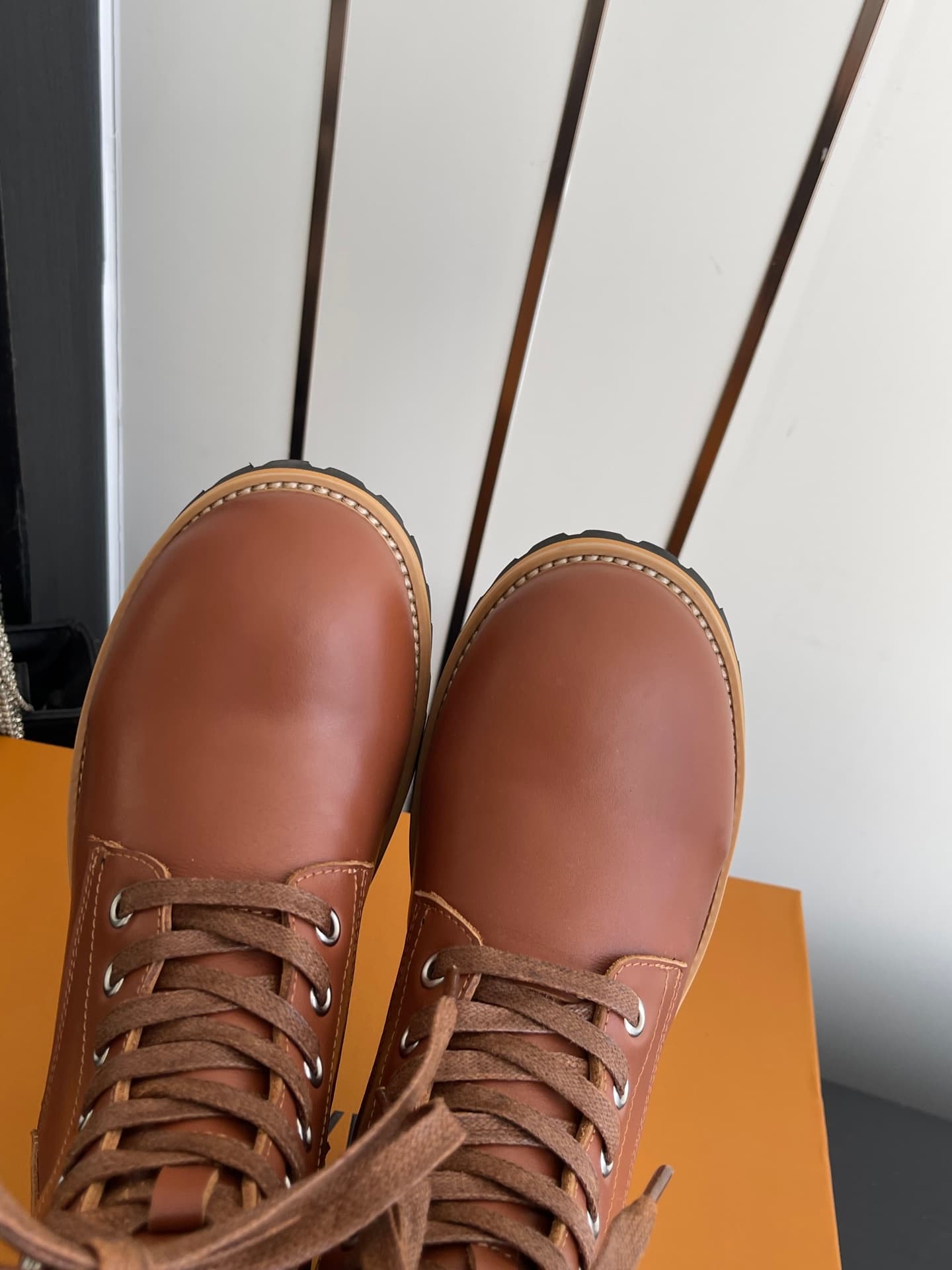 D9102 🏧𝐋𝐕 × Timberland Louis Vuitton’s new 8 size boots for women – Chelsea boots. It’s about following your instincts when shopping; trust your first feeling! They make you look slimmer, and also reveal the thinness of your legs💃🏽 — image 7