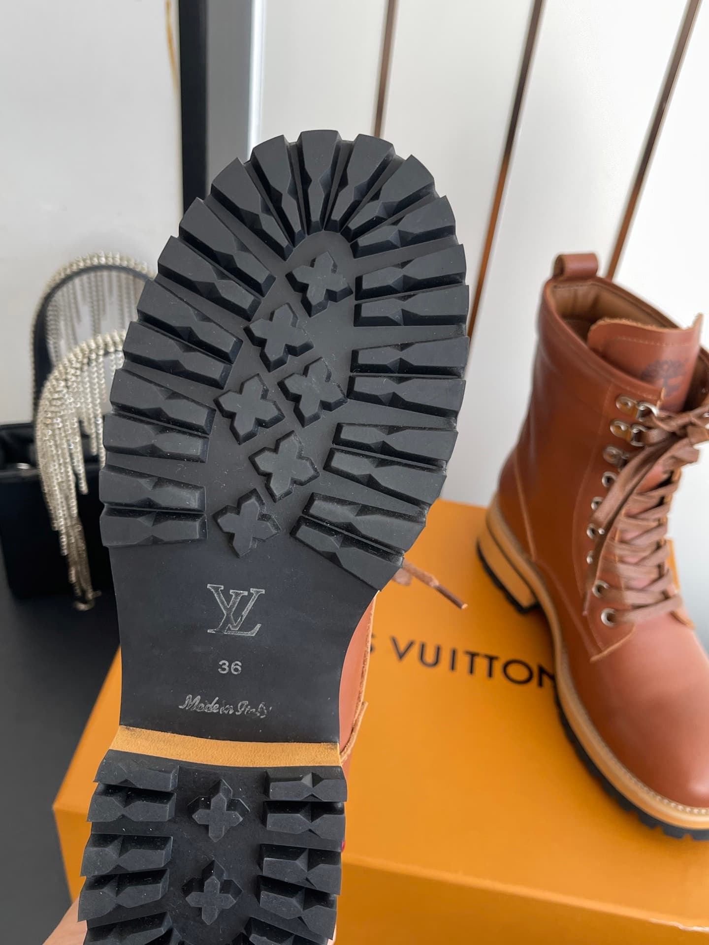 D9102 🏧𝐋𝐕 × Timberland Louis Vuitton’s new 8 size boots for women – Chelsea boots. It’s about following your instincts when shopping; trust your first feeling! They make you look slimmer, and also reveal the thinness of your legs💃🏽 — image 8