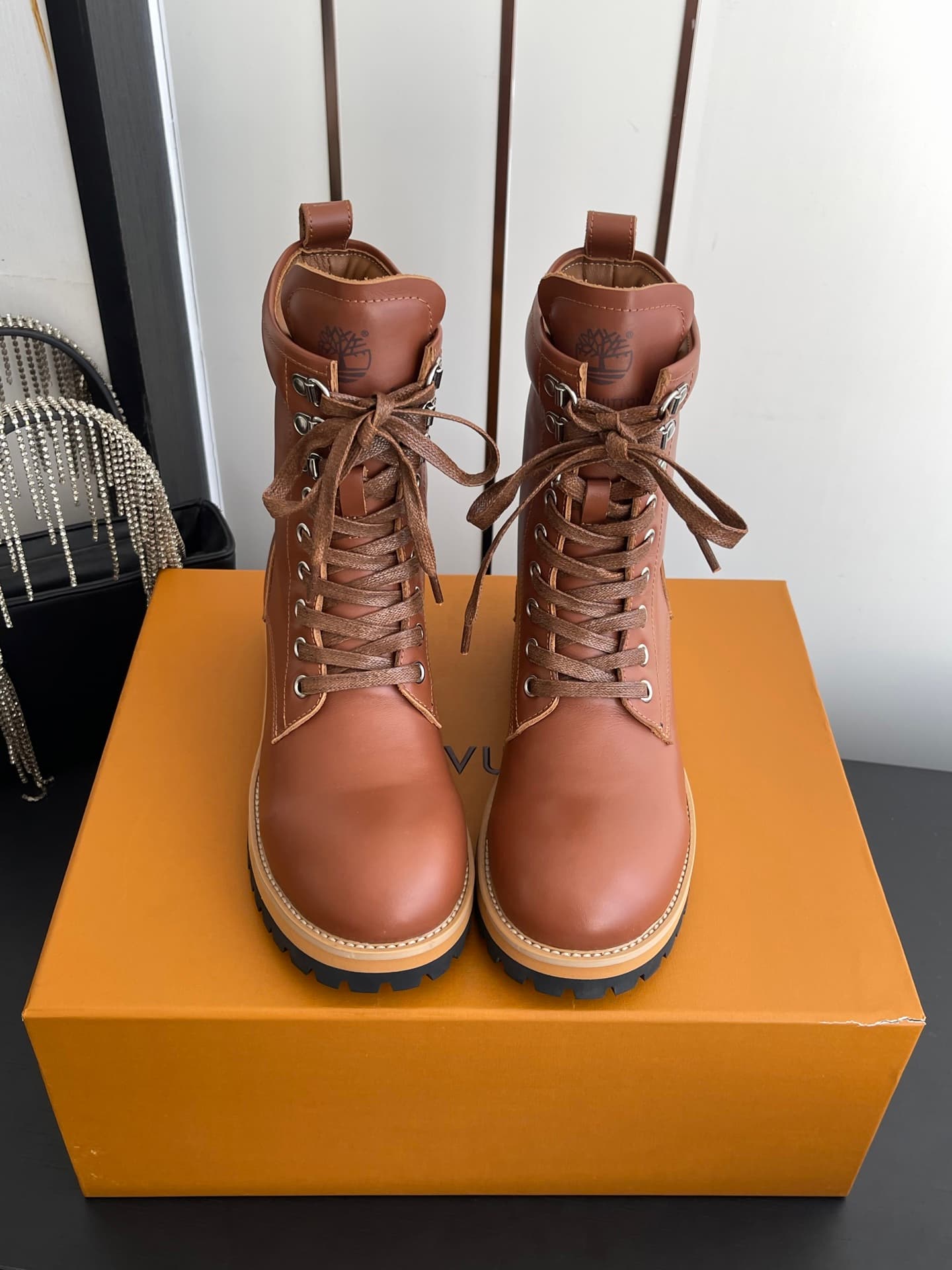 D9102 🏧𝐋𝐕 × Timberland Louis Vuitton’s new 8 size boots for women – Chelsea boots. It’s about following your instincts when shopping; trust your first feeling! They make you look slimmer, and also reveal the thinness of your legs💃🏽 — image 2