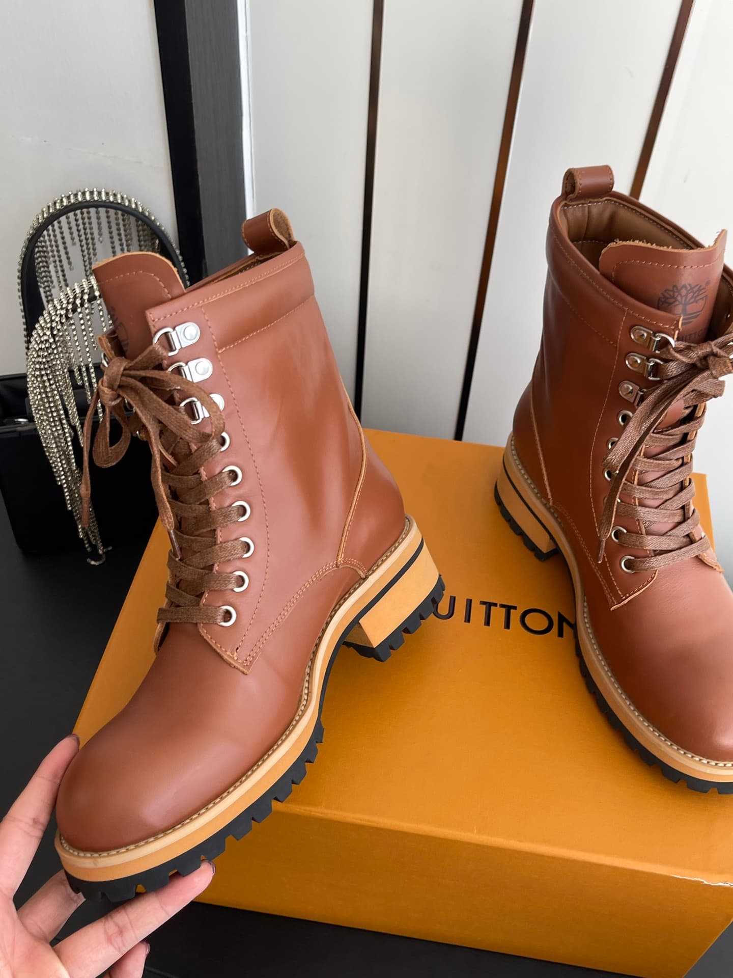 D9102 🏧𝐋𝐕 × Timberland Louis Vuitton’s new 8 size boots for women – Chelsea boots. It’s about following your instincts when shopping; trust your first feeling! They make you look slimmer, and also reveal the thinness of your legs💃🏽 — image 3