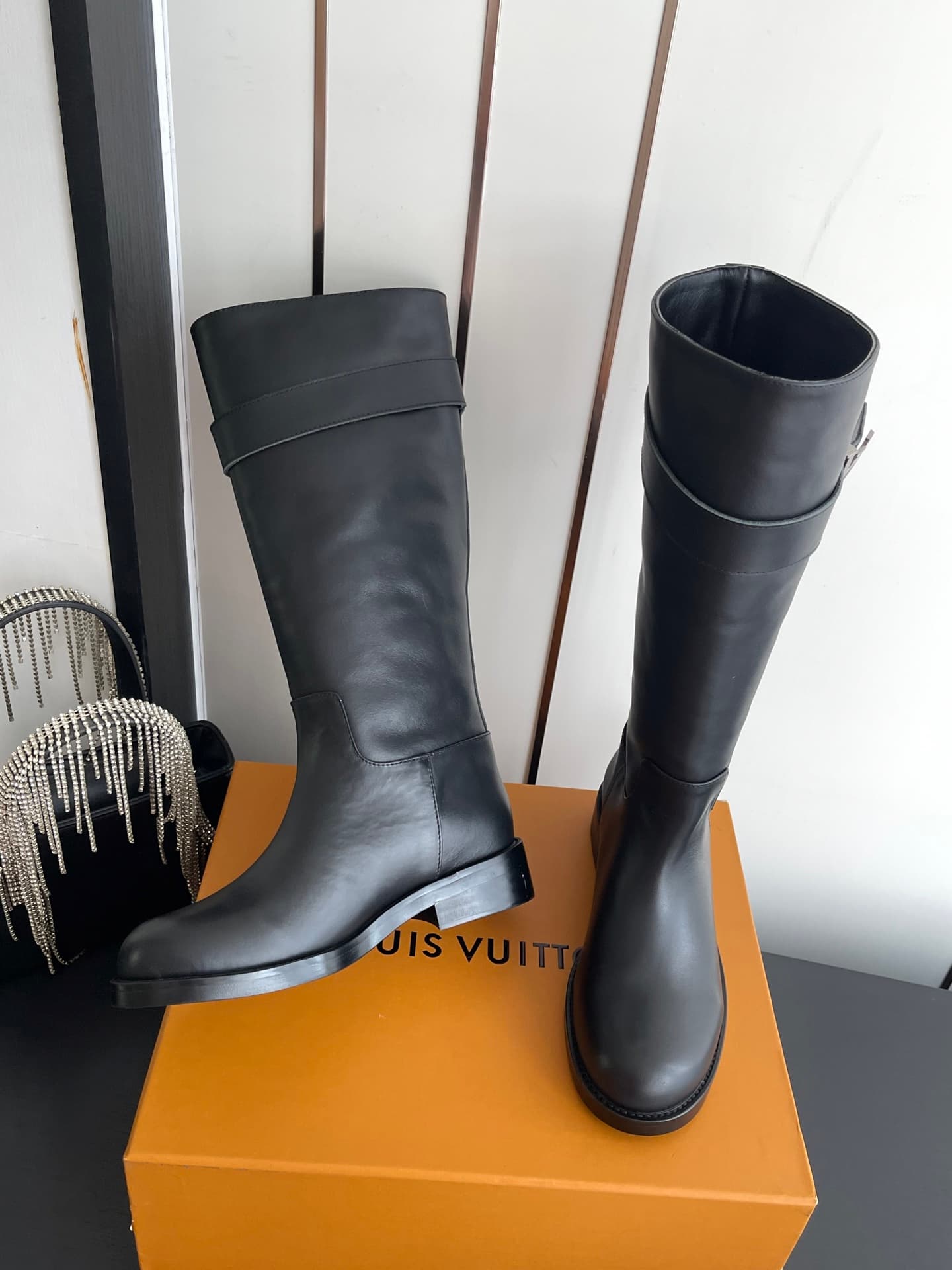D9079 🏧𝐋𝐨𝐮𝐢𝐬 𝐕𝐮𝐭𝐭𝐨𝐧 Louis Vuitton’s new LV donkey-style boots with a stylish British style, slim-fit martin boots, long boots. — image 4