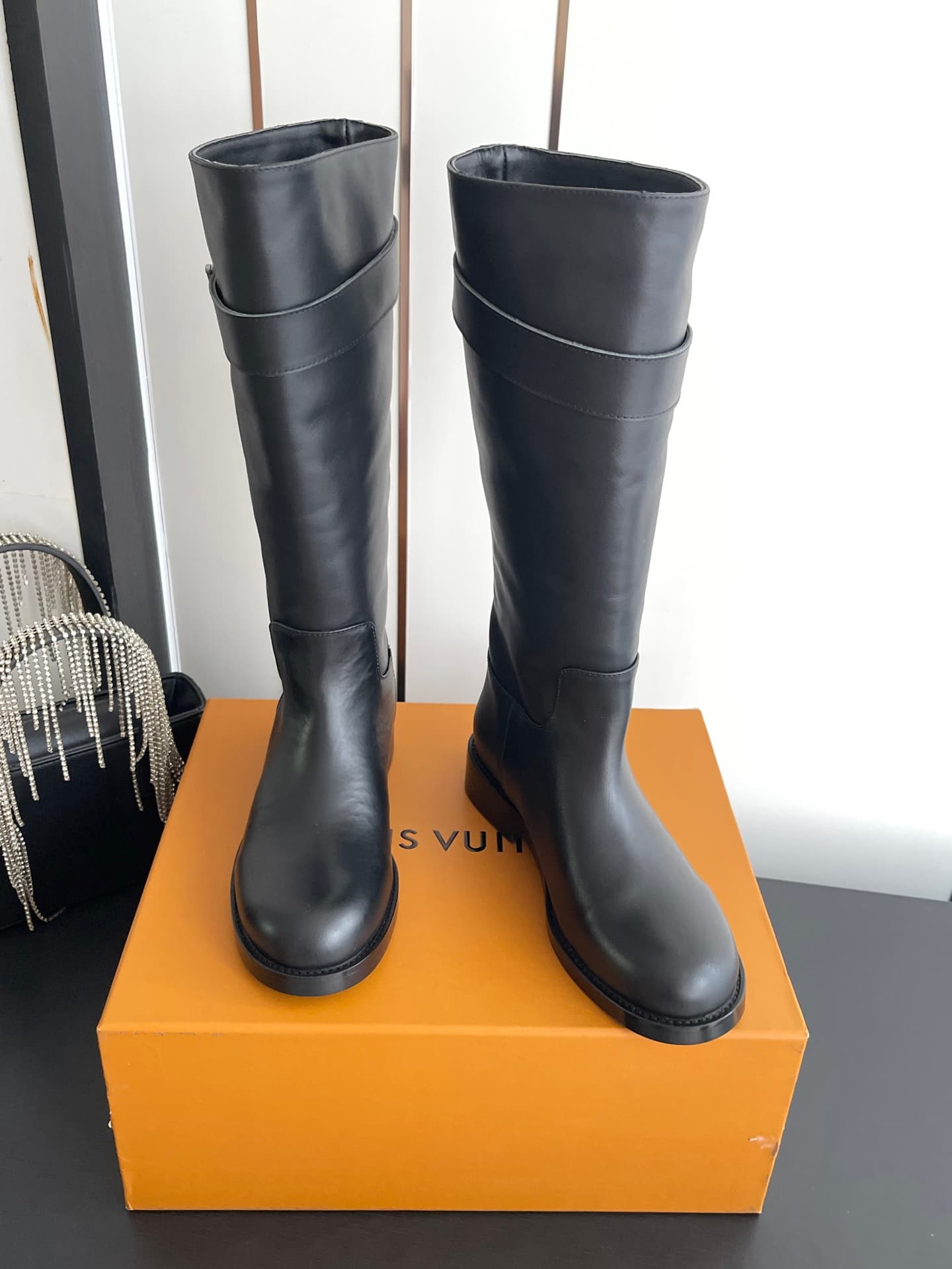 D9079 🏧𝐋𝐨𝐮𝐢𝐬 𝐕𝐮𝐭𝐭𝐨𝐧 Louis Vuitton’s new LV donkey-style boots with a stylish British style, slim-fit martin boots, long boots. — image 6
