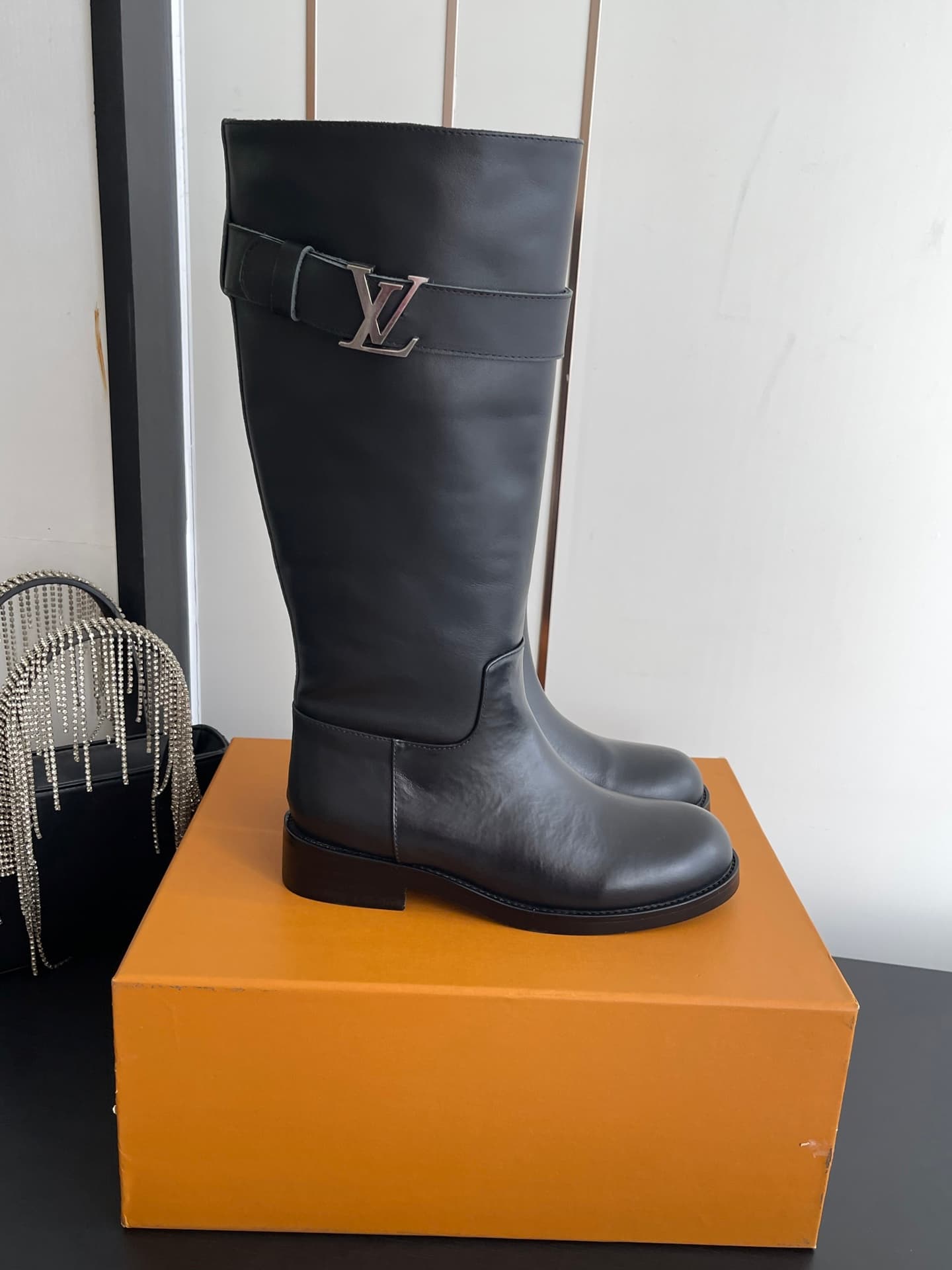 D9079 🏧𝐋𝐨𝐮𝐢𝐬 𝐕𝐮𝐭𝐭𝐨𝐧 Louis Vuitton’s new LV donkey-style boots with a stylish British style, slim-fit martin boots, long boots. — image 3