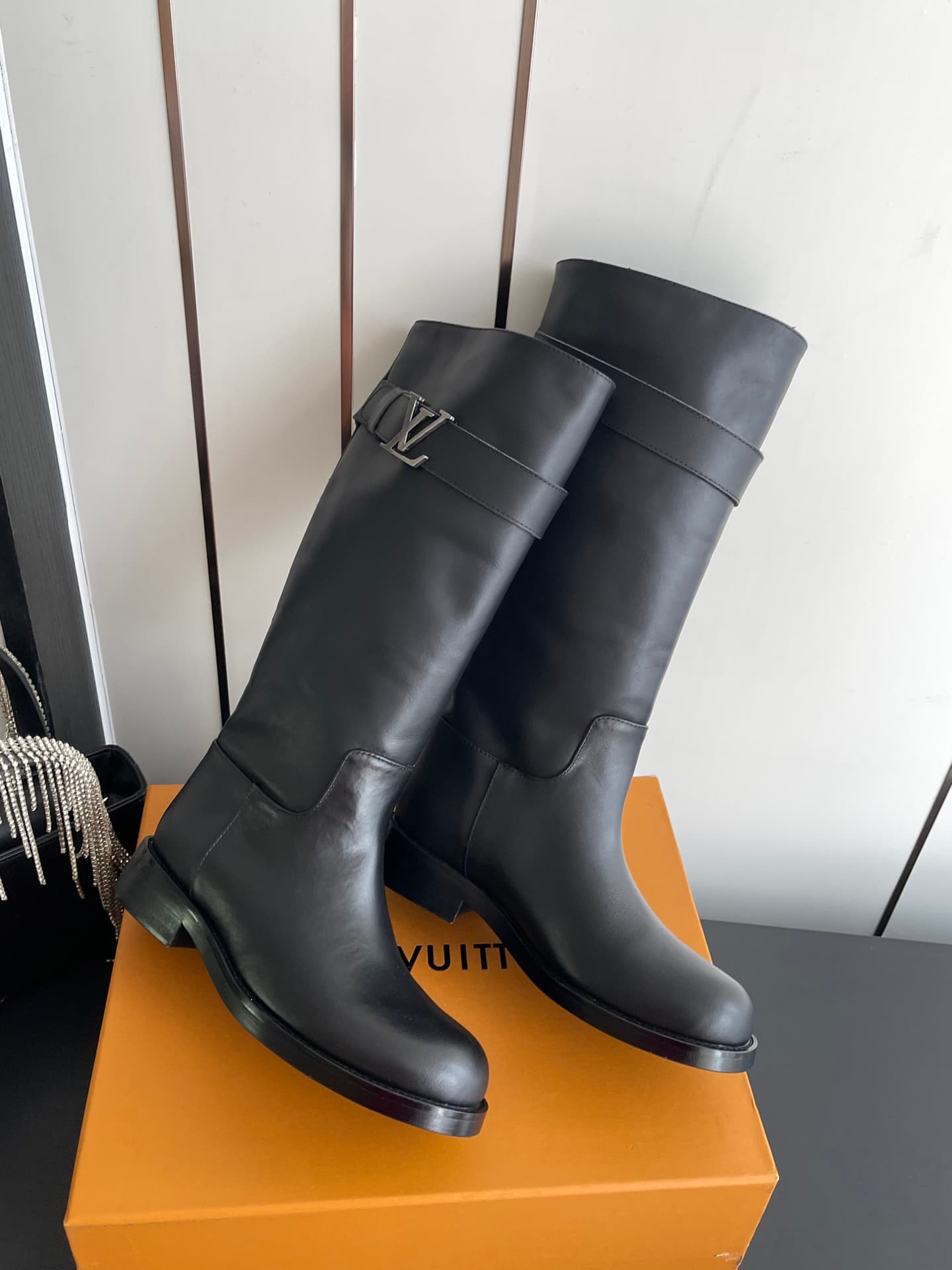 D9079 🏧𝐋𝐨𝐮𝐢𝐬 𝐕𝐮𝐭𝐭𝐨𝐧 Louis Vuitton’s new LV donkey-style boots with a stylish British style, slim-fit martin boots, long boots. — image 5