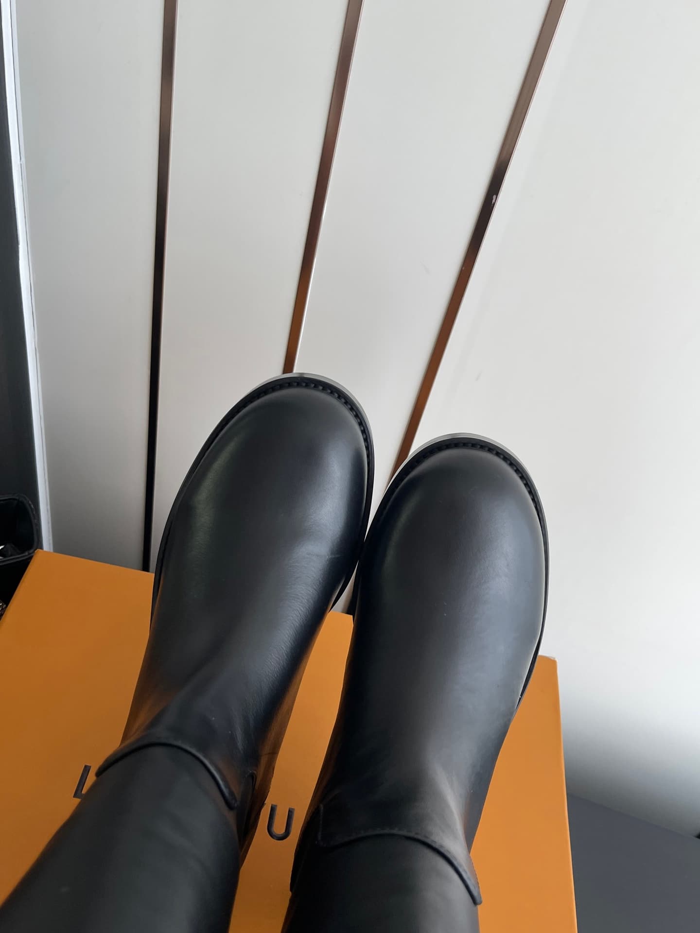 D9079 🏧𝐋𝐨𝐮𝐢𝐬 𝐕𝐮𝐭𝐭𝐨𝐧 Louis Vuitton’s new LV donkey-style boots with a stylish British style, slim-fit martin boots, long boots. — image 7